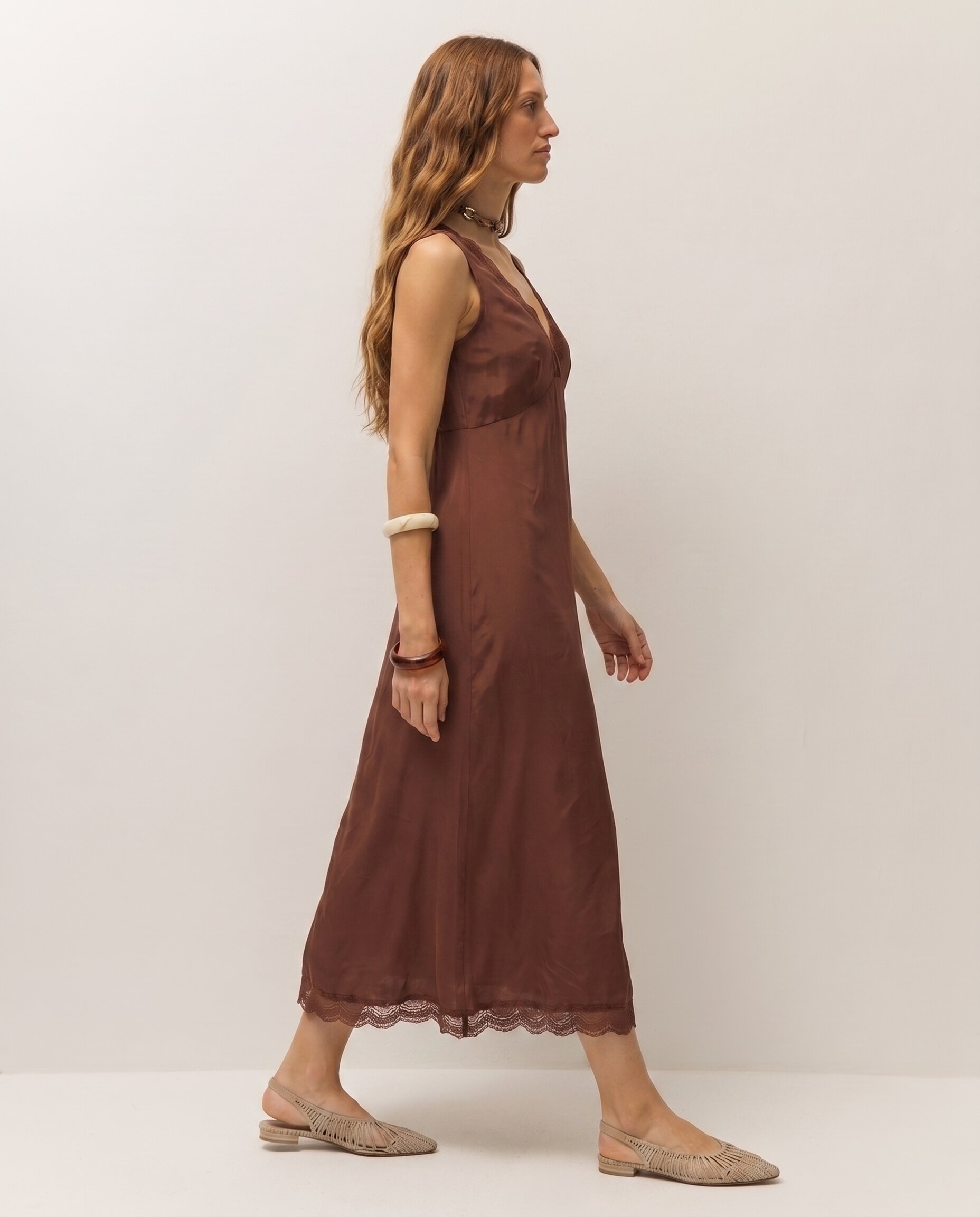 Vestido Midi Lace com Detalhes de Renda no Decote Castanho-2