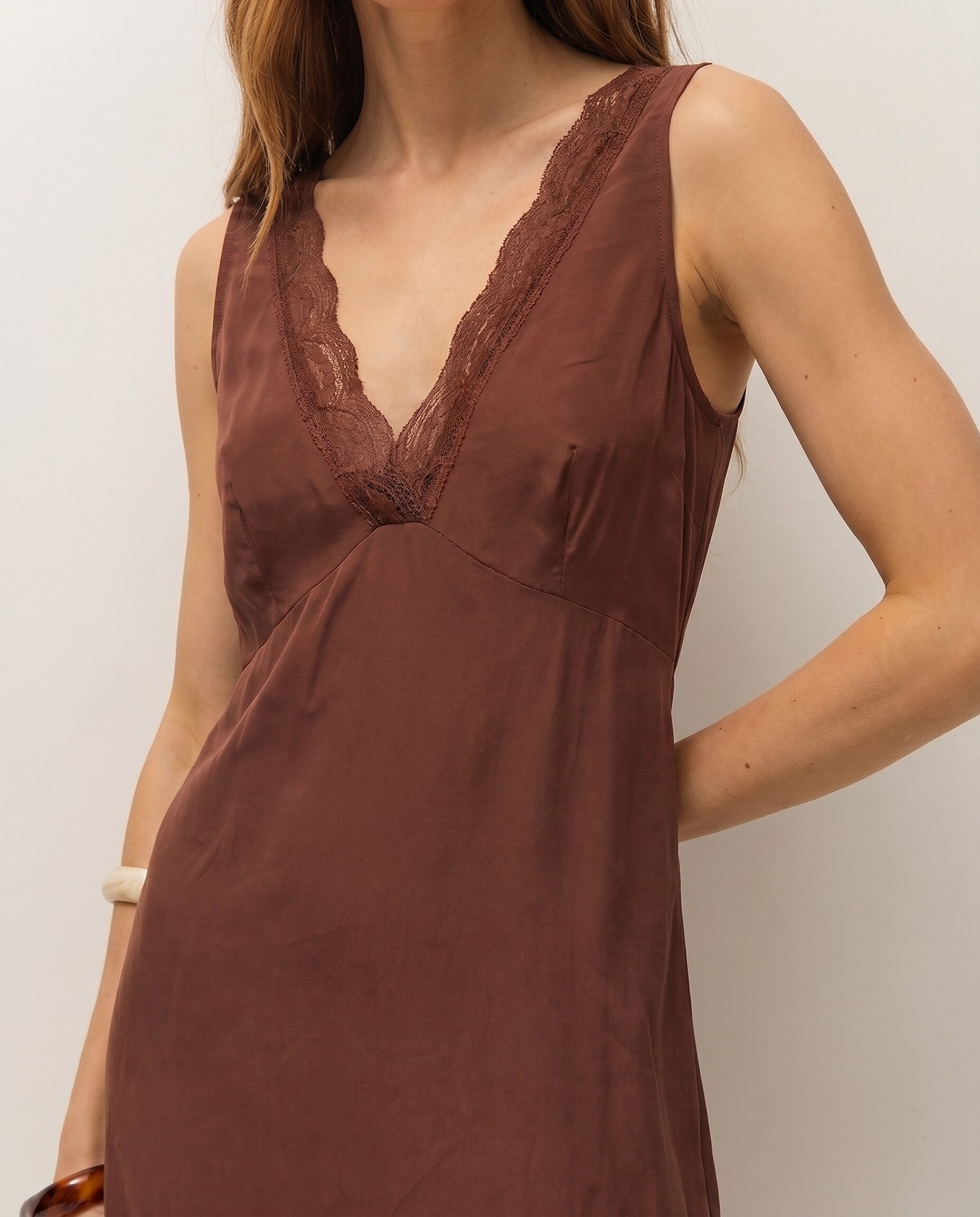 Vestido Midi Lace com Detalhes de Renda no Decote Castanho-4