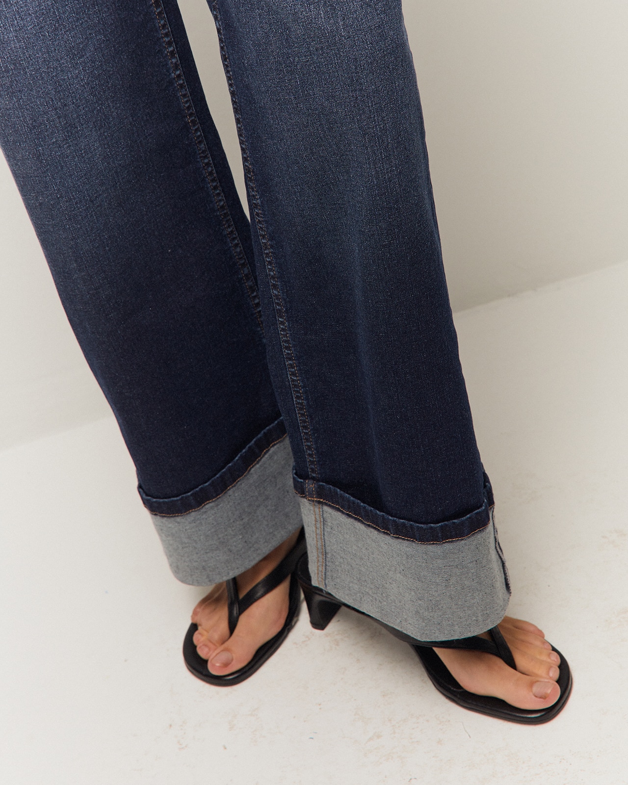 Calças Jeans com Detalhe de Dobra na Bainha Azul-índigo-4