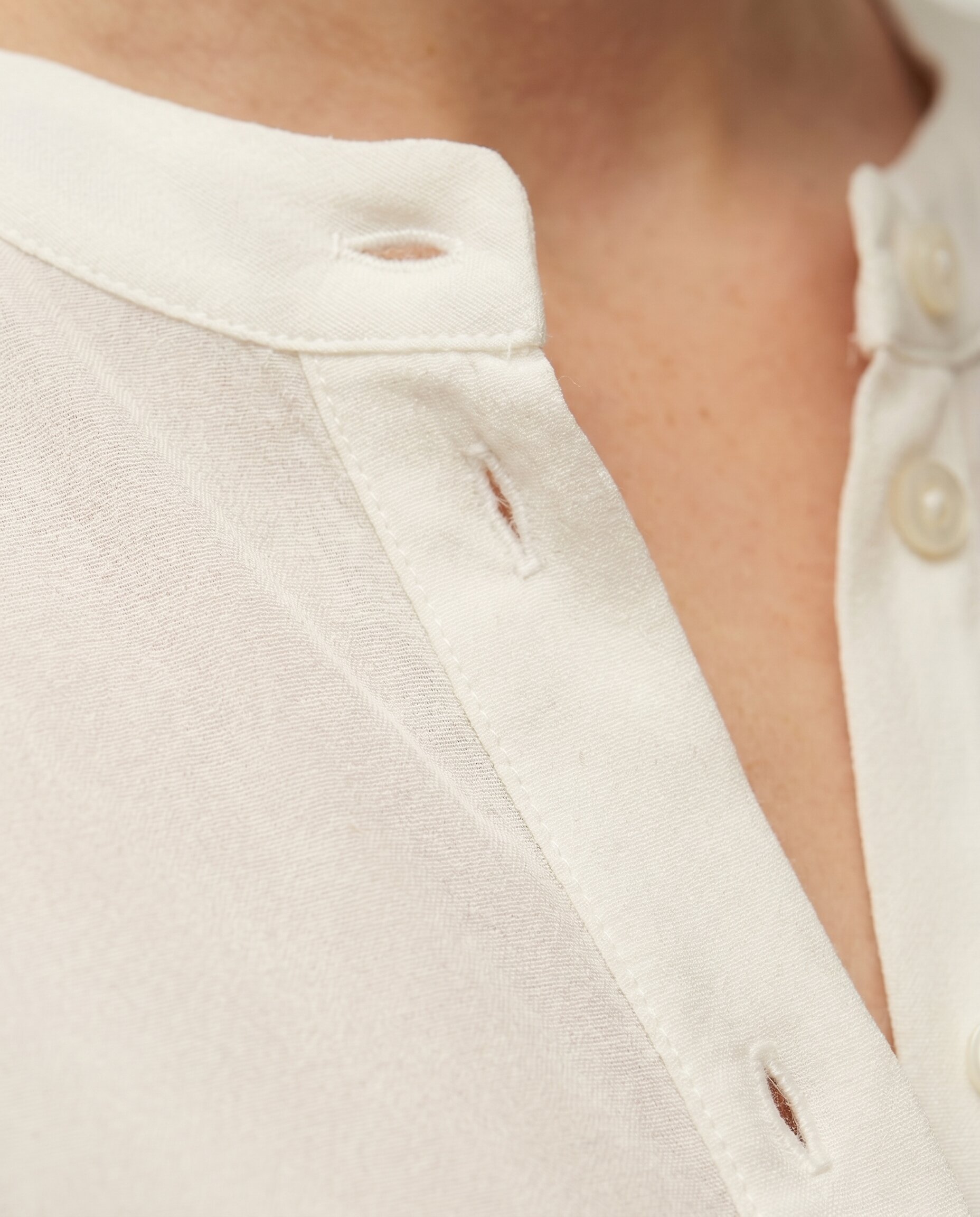 Camisa de Linho em Manga Curta de Folhos e Gola À Padre Branco-2