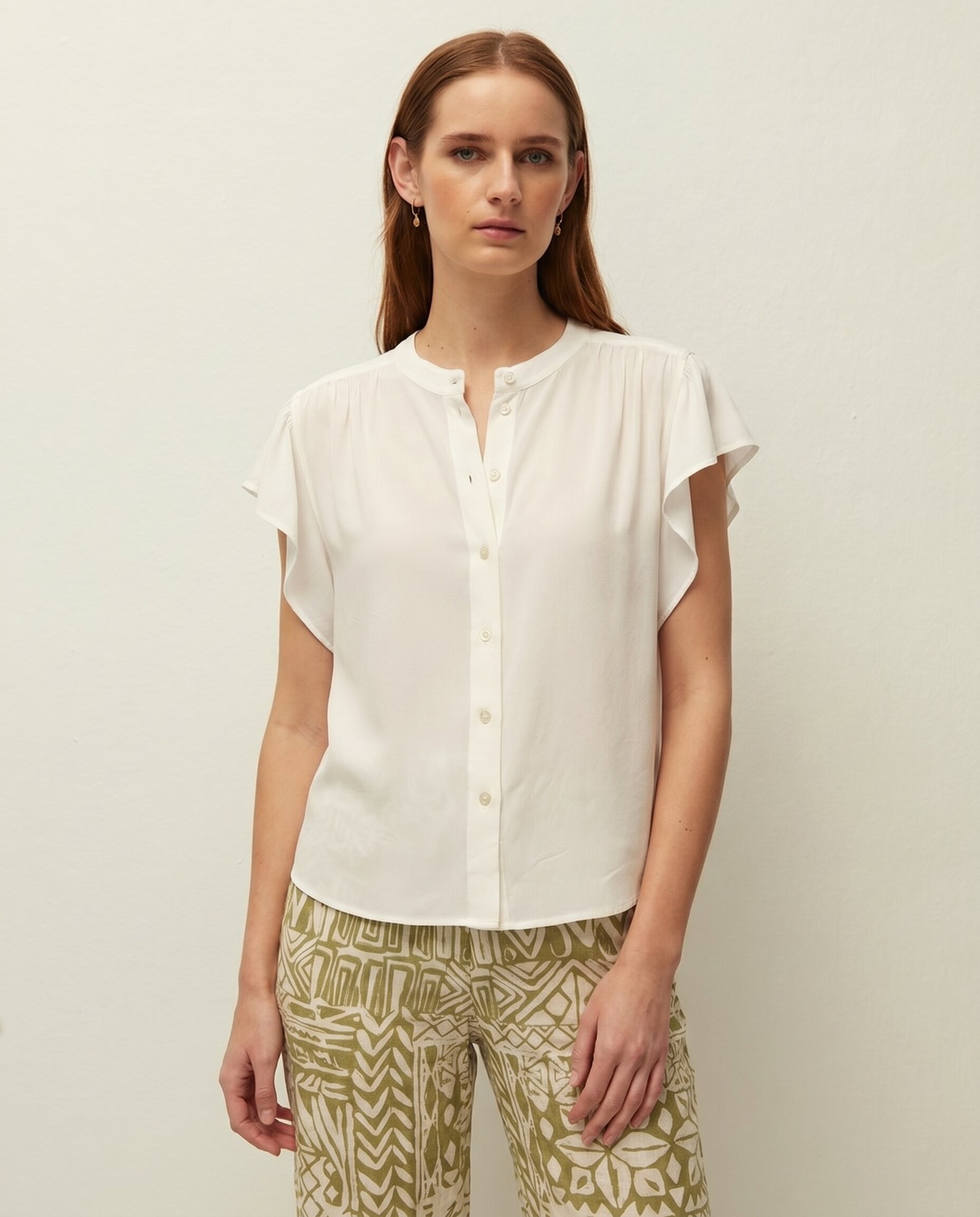 Camisa de Linho em Manga Curta de Folhos e Gola À Padre Branco-3