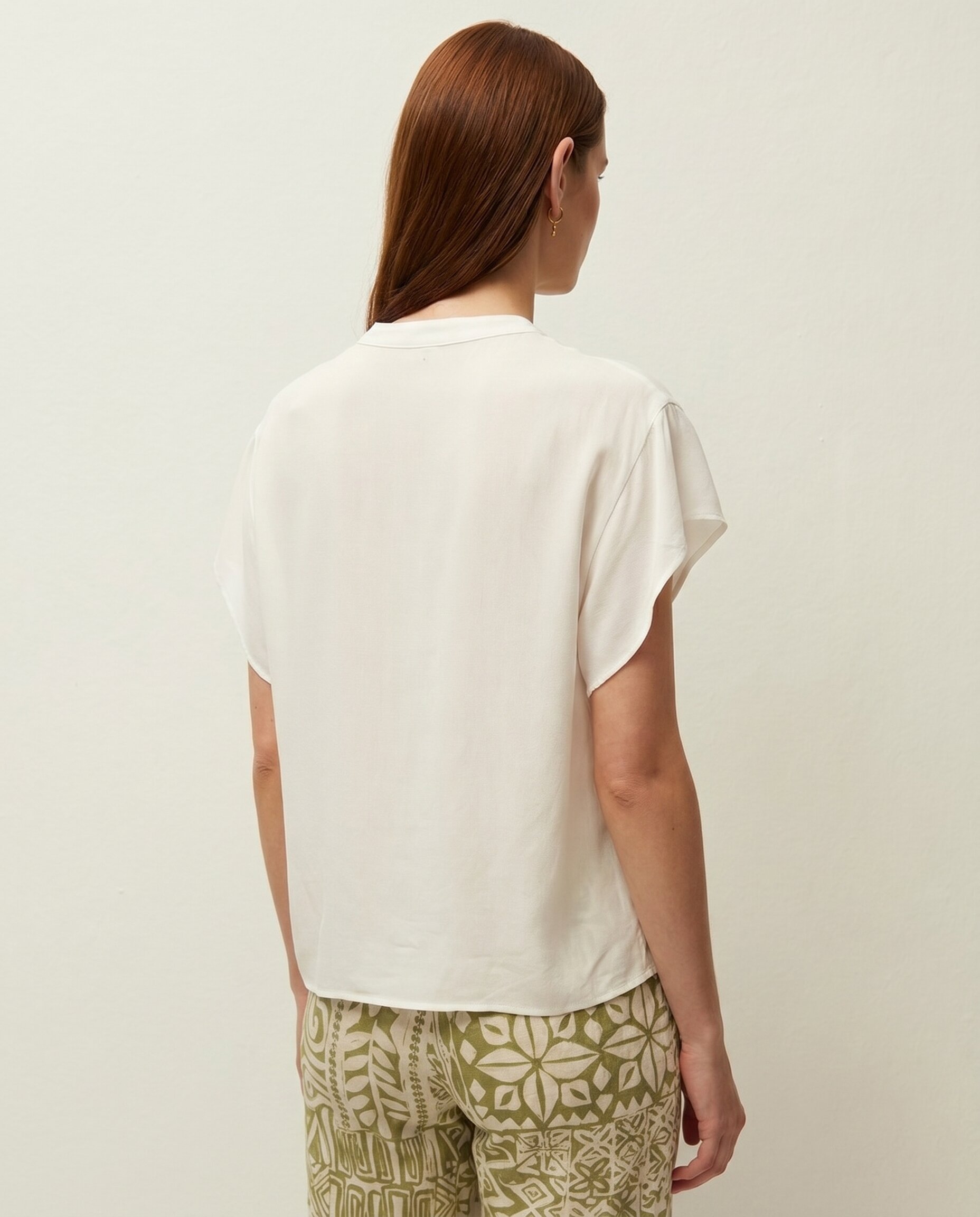 Camisa de Linho em Manga Curta de Folhos e Gola À Padre Branco-4