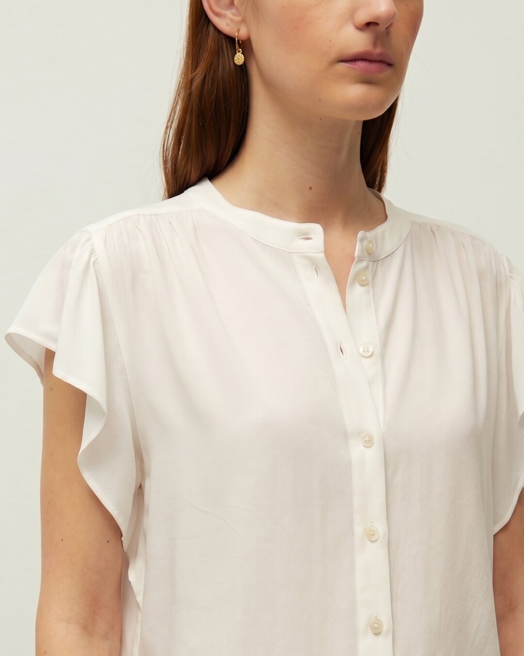 Camisa de Linho em Manga Curta de Folhos e Gola À Padre Branco-5