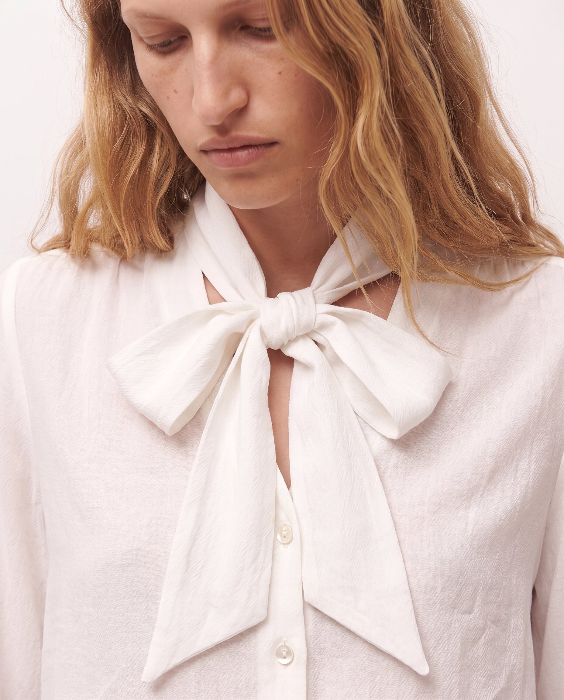 Camisa com Laço na Gola e Punhos com Elástico Branco-5