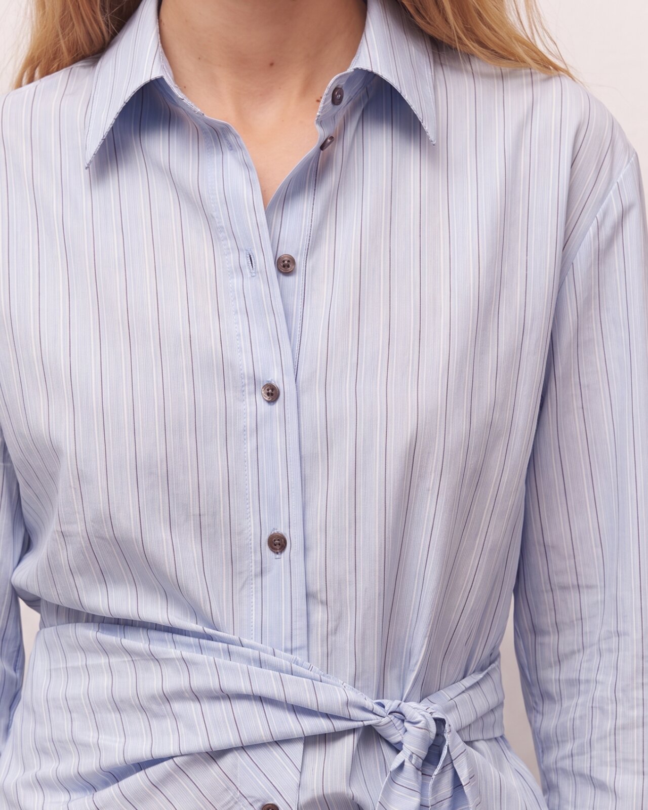 Camisa Às Riscas com Detalhe de Laço na Cintura Azul-5