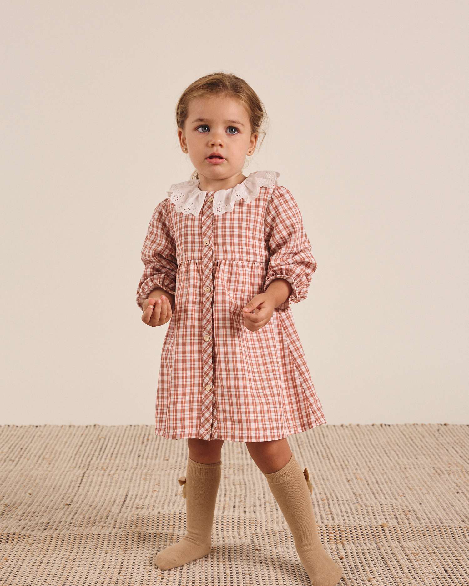 Imagem 0 de Vestido para Bebé Aos Quadrados Bicolor em Caldeira e Branco com Gola Folho