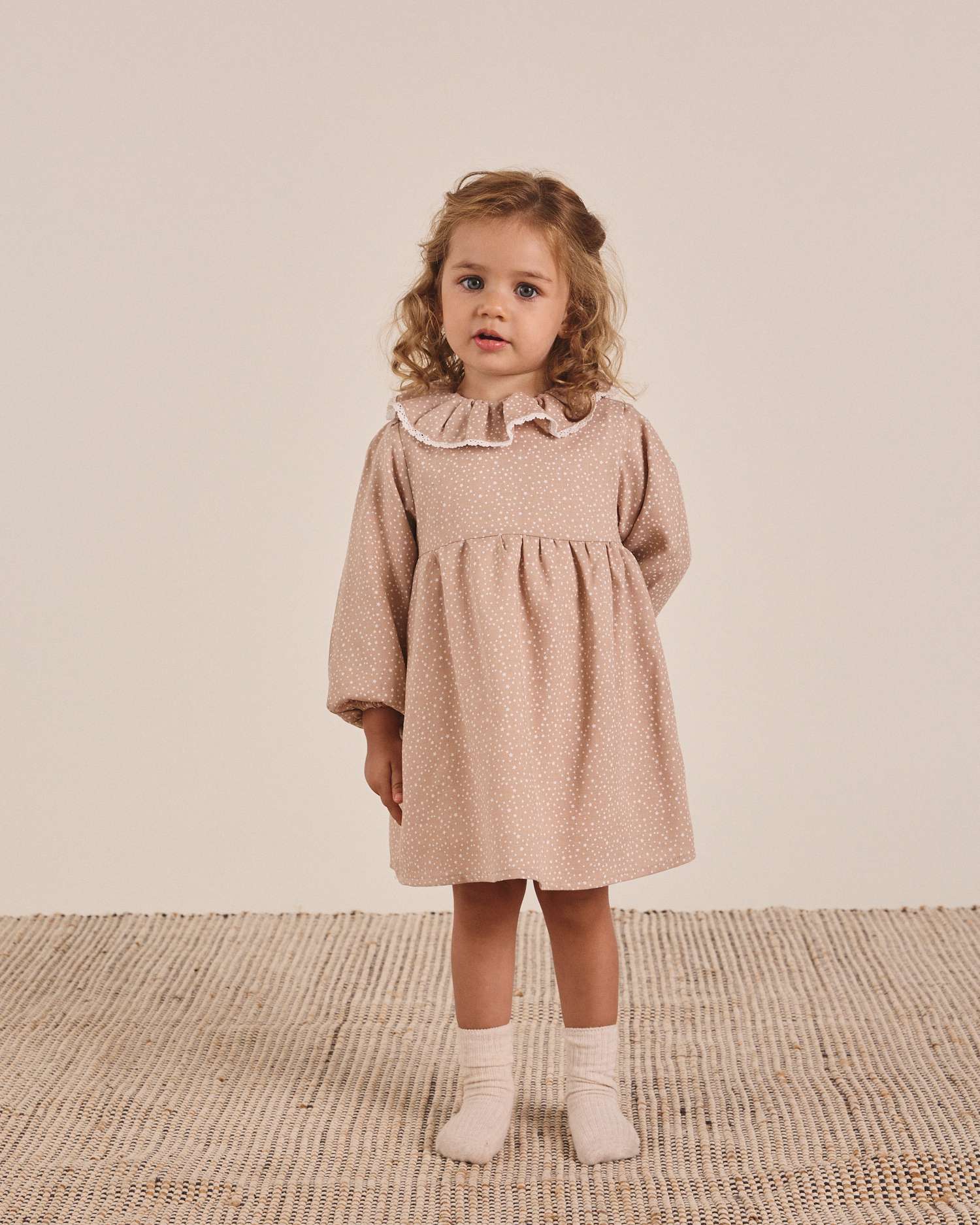 Imagem 0 de Vestido para Bebé em Bege Tostado com Estampado de Estrelas Brancas e Gola com Folho