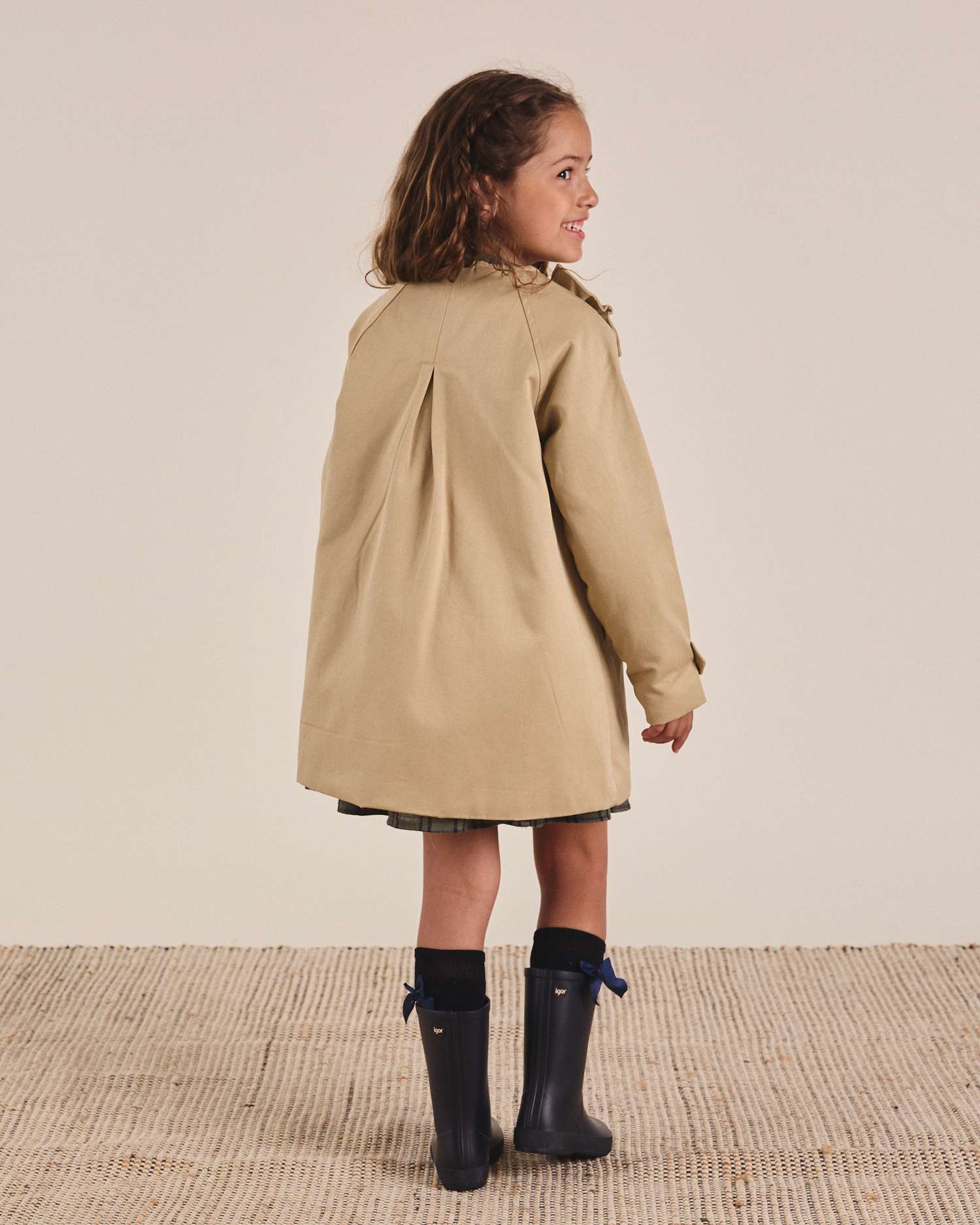 Gabardina Infantil com Laço e Interior de Guatiné Natural-2