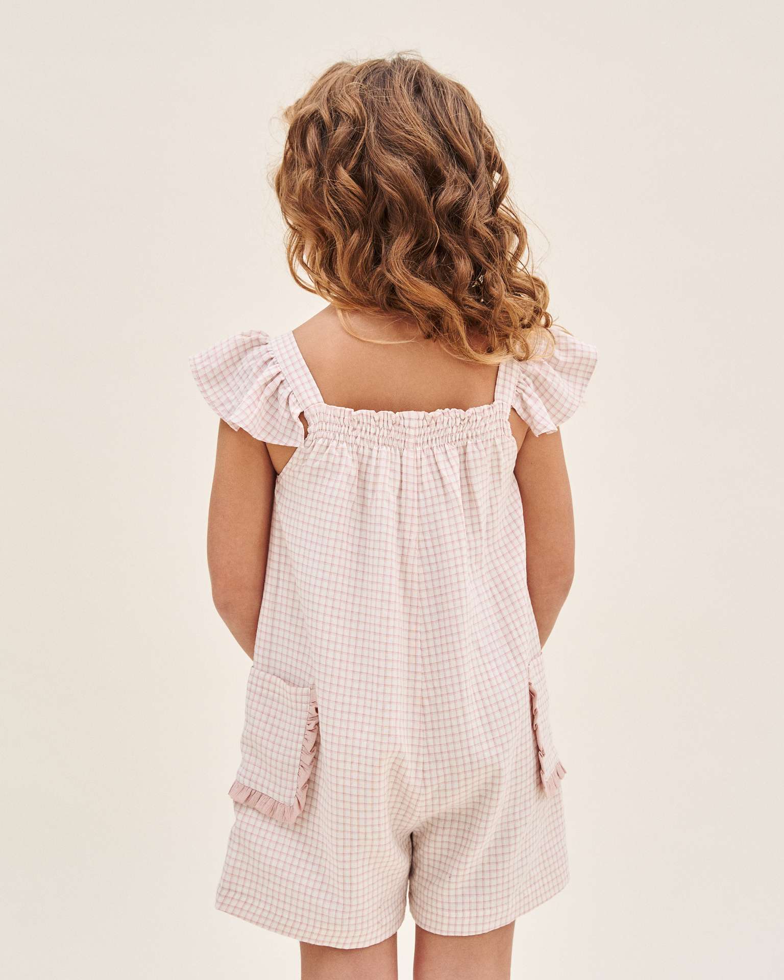 Macacão Infantil Curto Aos Quadrados com Folho nos Ombros e Bolsos Dadati Rosa-pastel-2