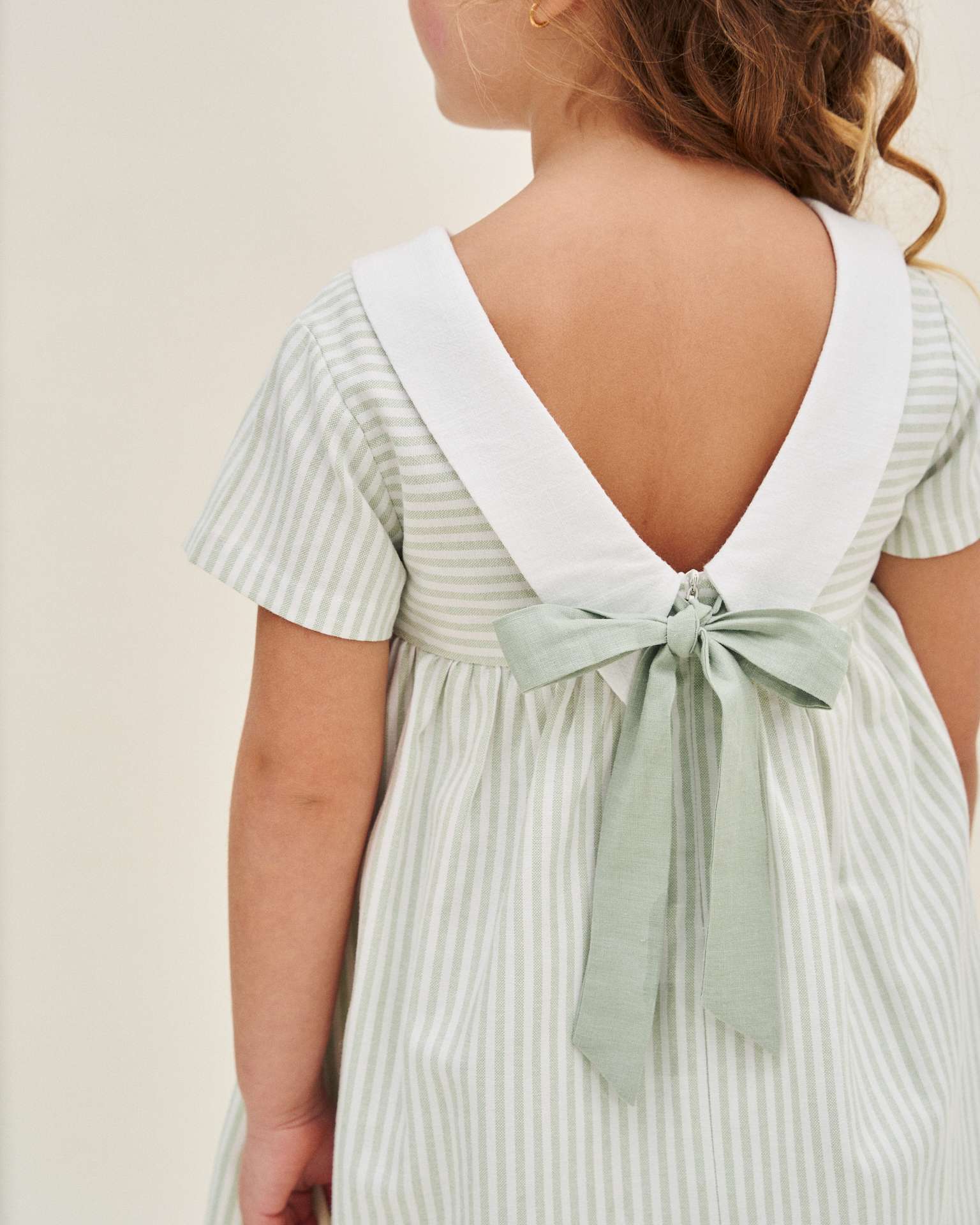 Vestido Infantil Às Riscas Pastel e com Costas em V e Laço Verde Água-2