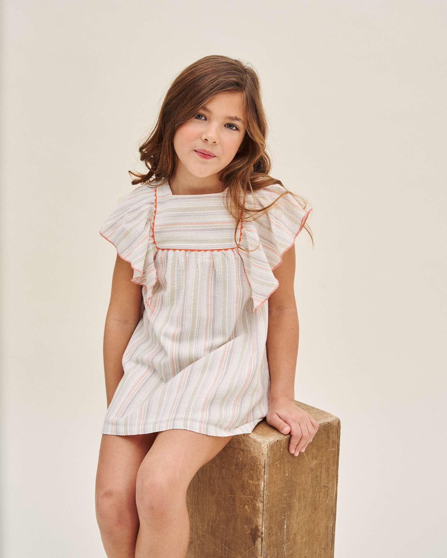 Imagem 0 de Vestido Infantil Às Riscas com Manga Folho e Peitilho Quadrado