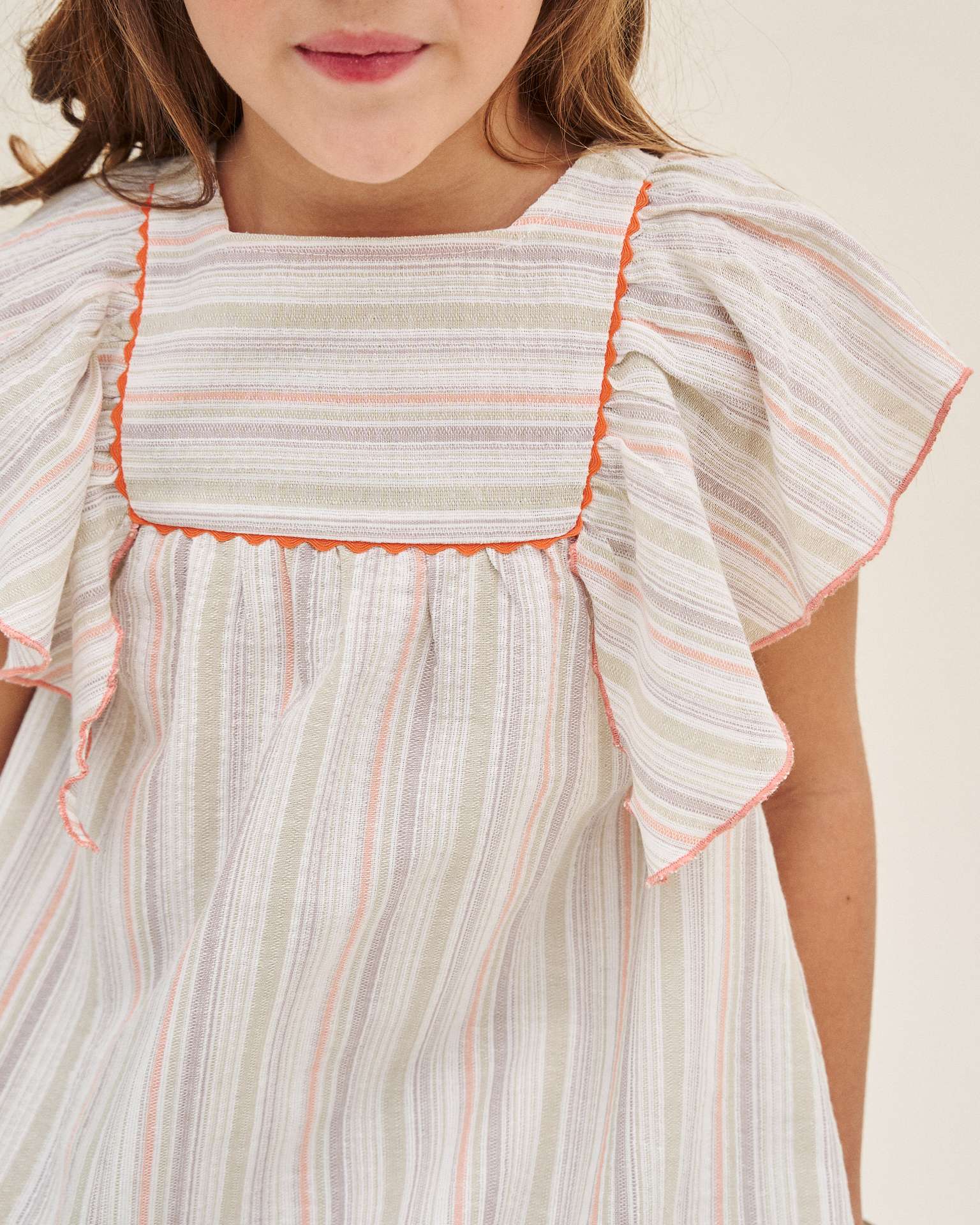 Vestido Infantil Às Riscas com Manga Folho e Peitilho Quadrado Dadati Cinzento-claro-3
