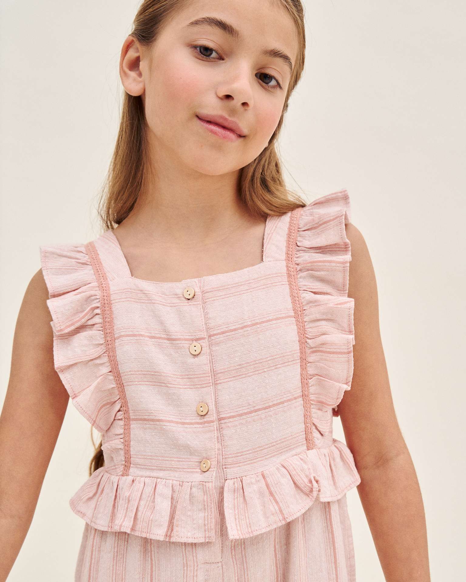 Macacão Infantil Às Riscas com Folhos Rosa-claro-3