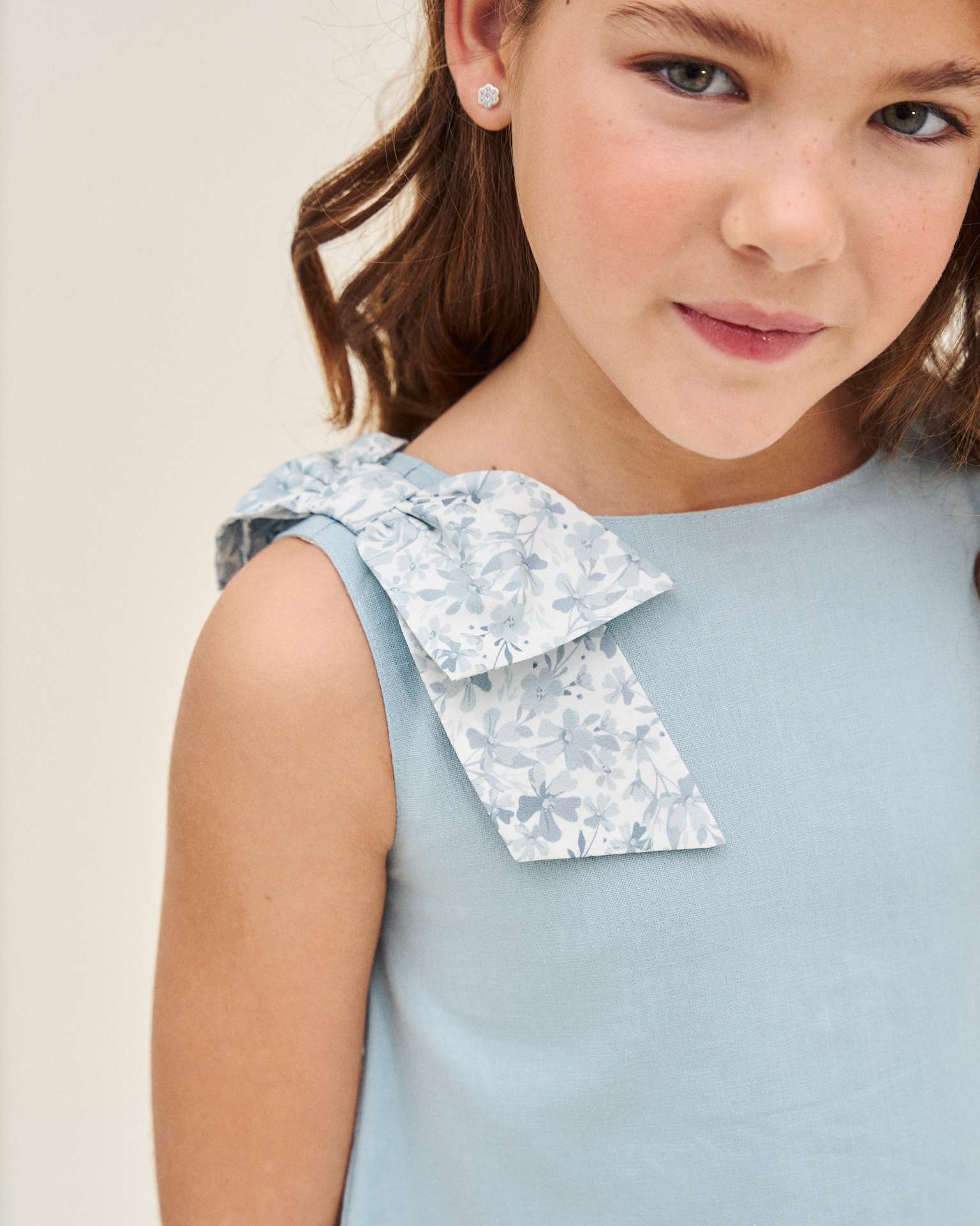 Blusa Infantil com Laço de Flores e Abertura Posterior Azul-3