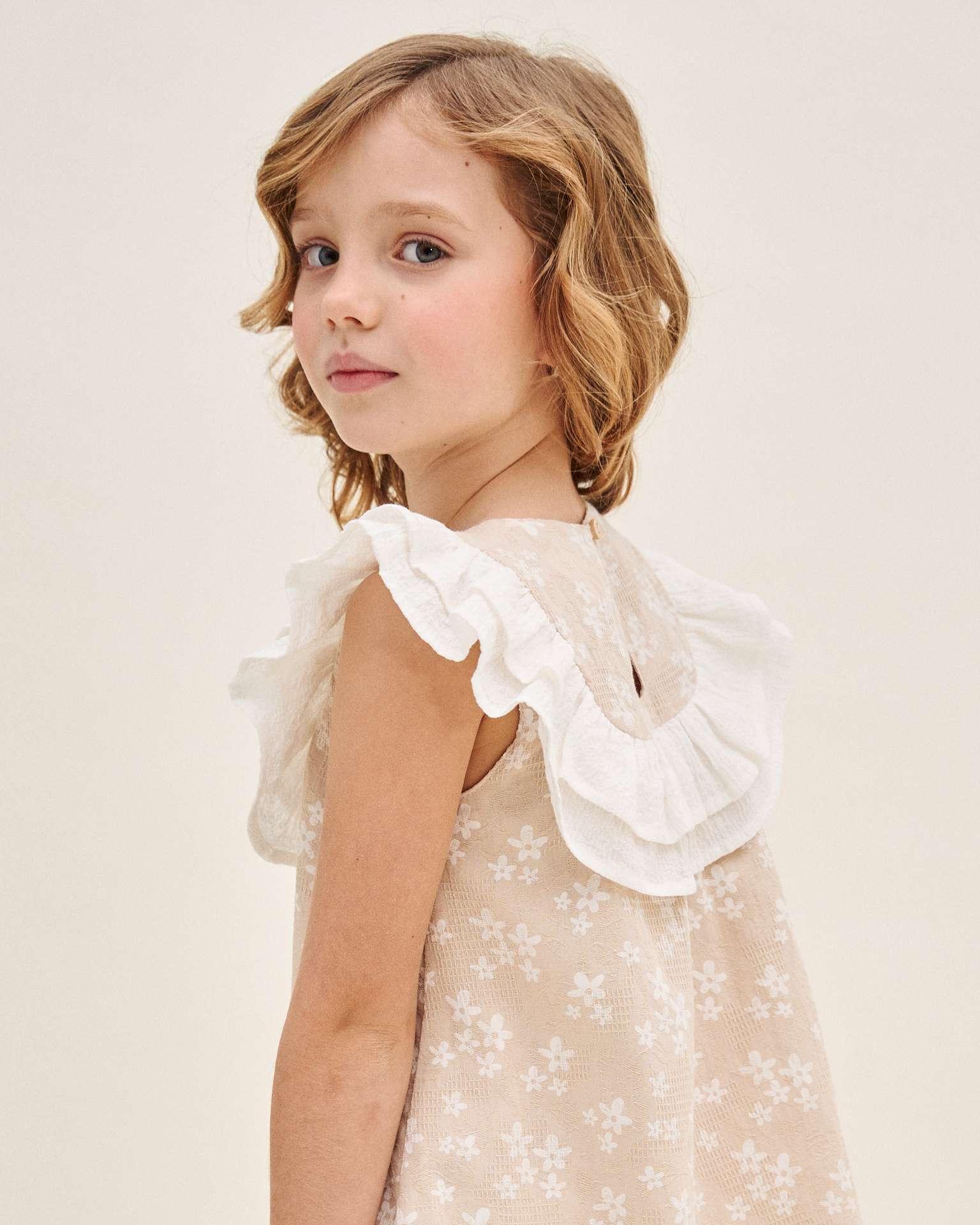 Vestido Infantil com Estrelas e Folhos Bege / Branco-3