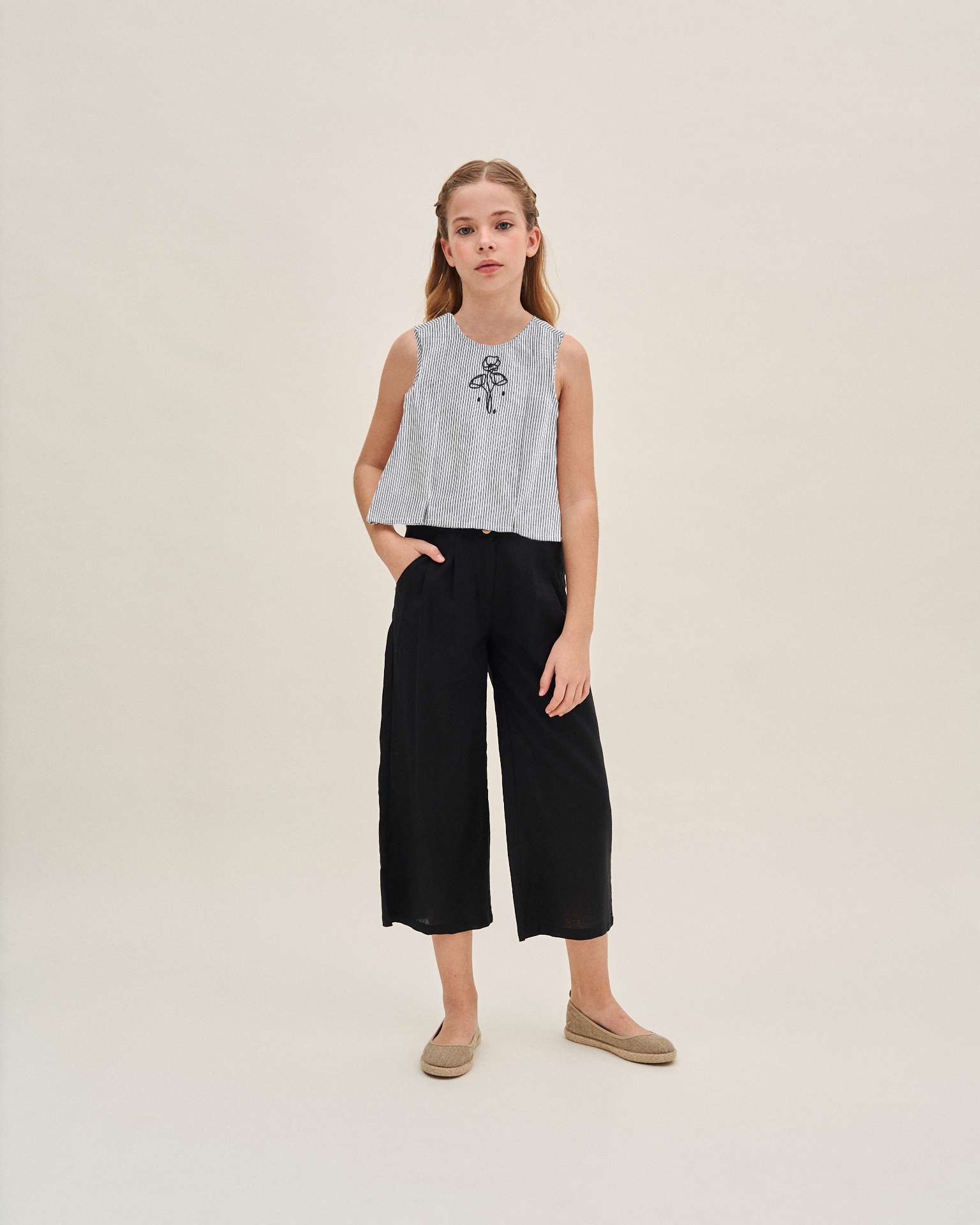 Imagem 0 de Blusa Infantil Às Riscas com Botões de Costas Assimétrica
