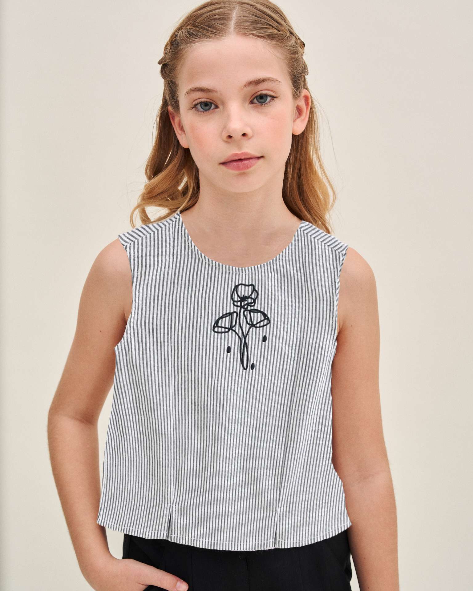 Blusa Infantil Às Riscas com Botões de Costas Assimétrica Dadati Branco-3