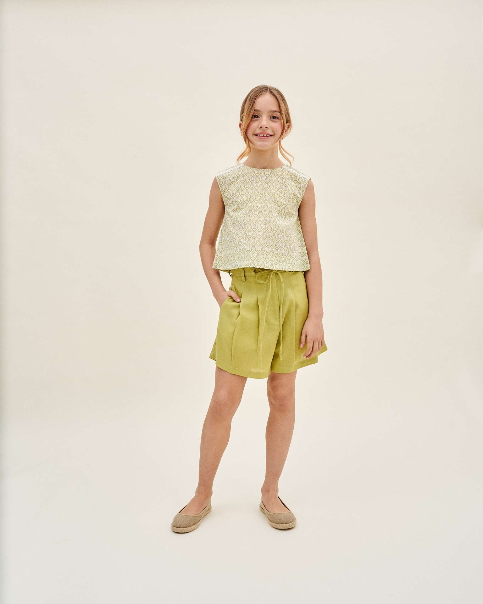 Blusa Infantil Estampada com Costas Assimétricas Abotoadas Branco / Pistácio-1