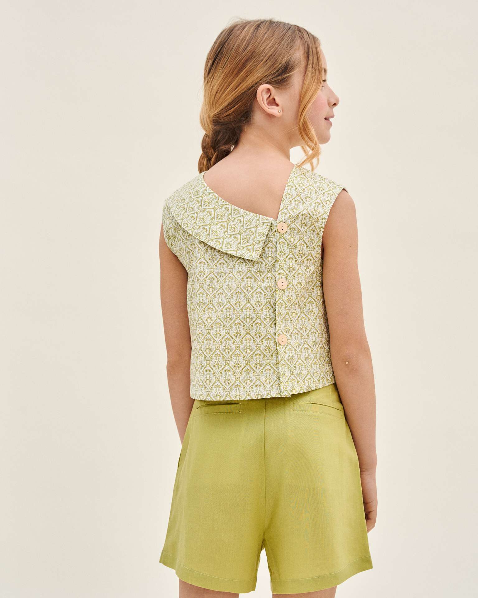 Blusa Infantil Estampada com Costas Assimétricas Abotoadas Branco / Pistácio-2