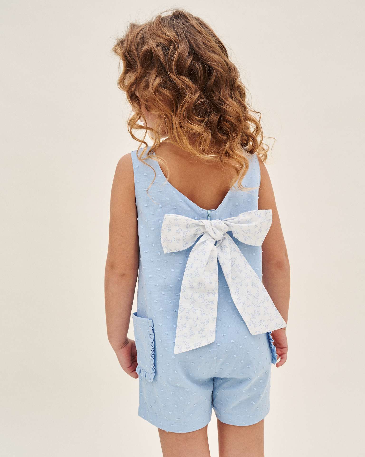 Macacão Infantil de Plumeti com Maxi Laço Azul-2