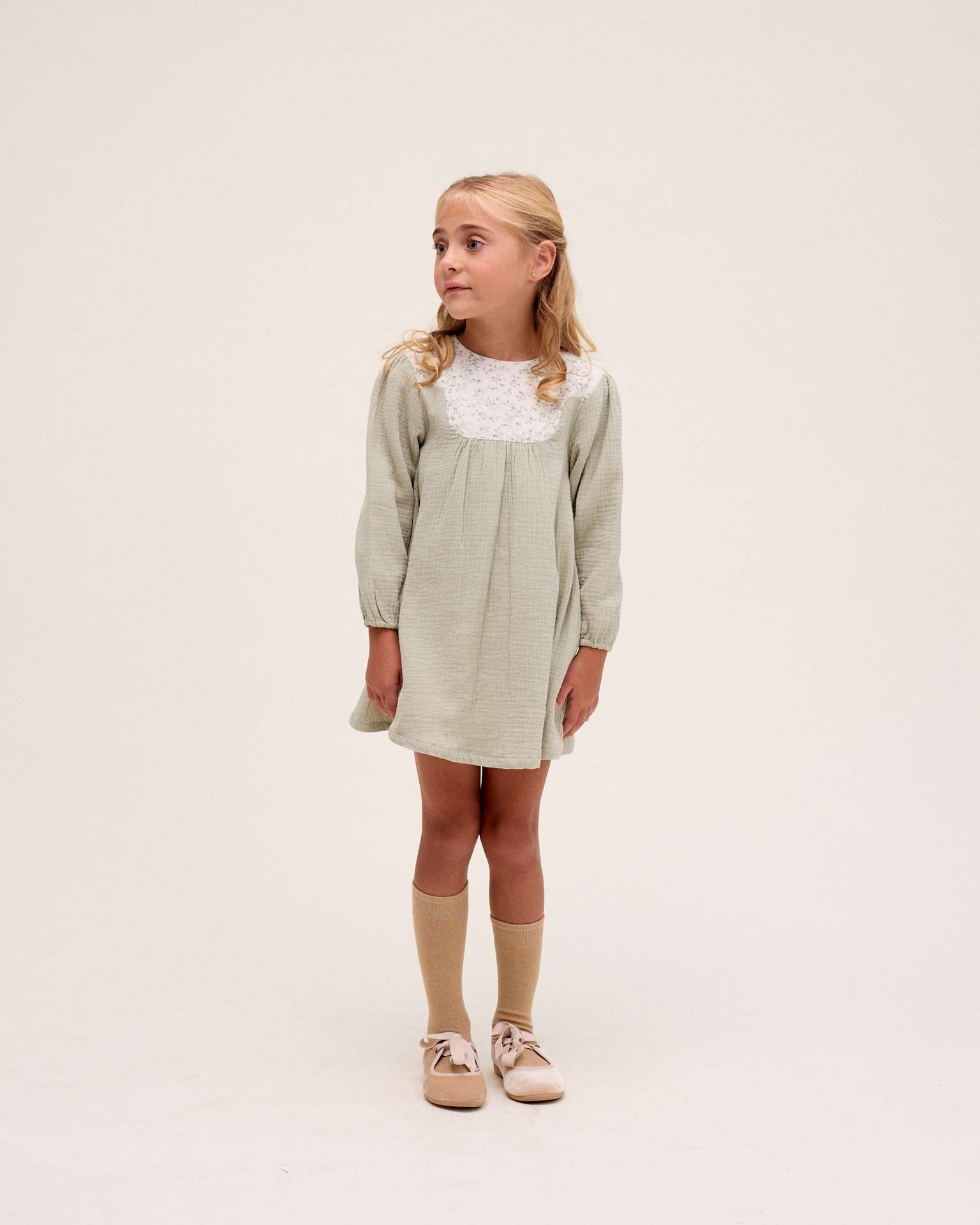 Vestido Infantil de Muselina com Detalhe Floral na Gola Verde-1