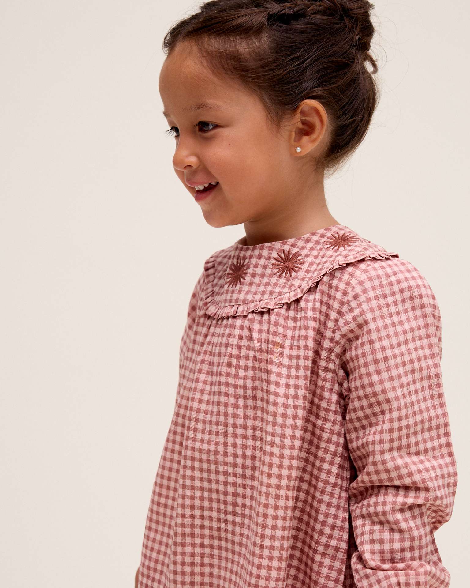 Vestido Aos Quadrados Infantil e Detalhe de Flores Bordadas Rosa-claro-2