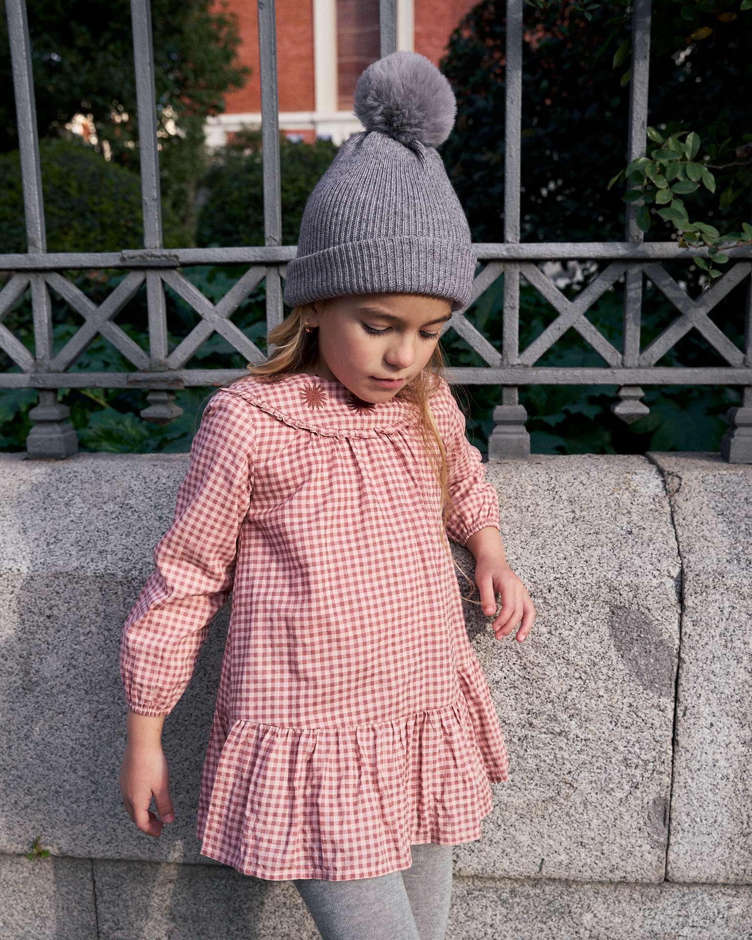 Vestido Aos Quadrados Infantil e Detalhe de Flores Bordadas Rosa-claro-3
