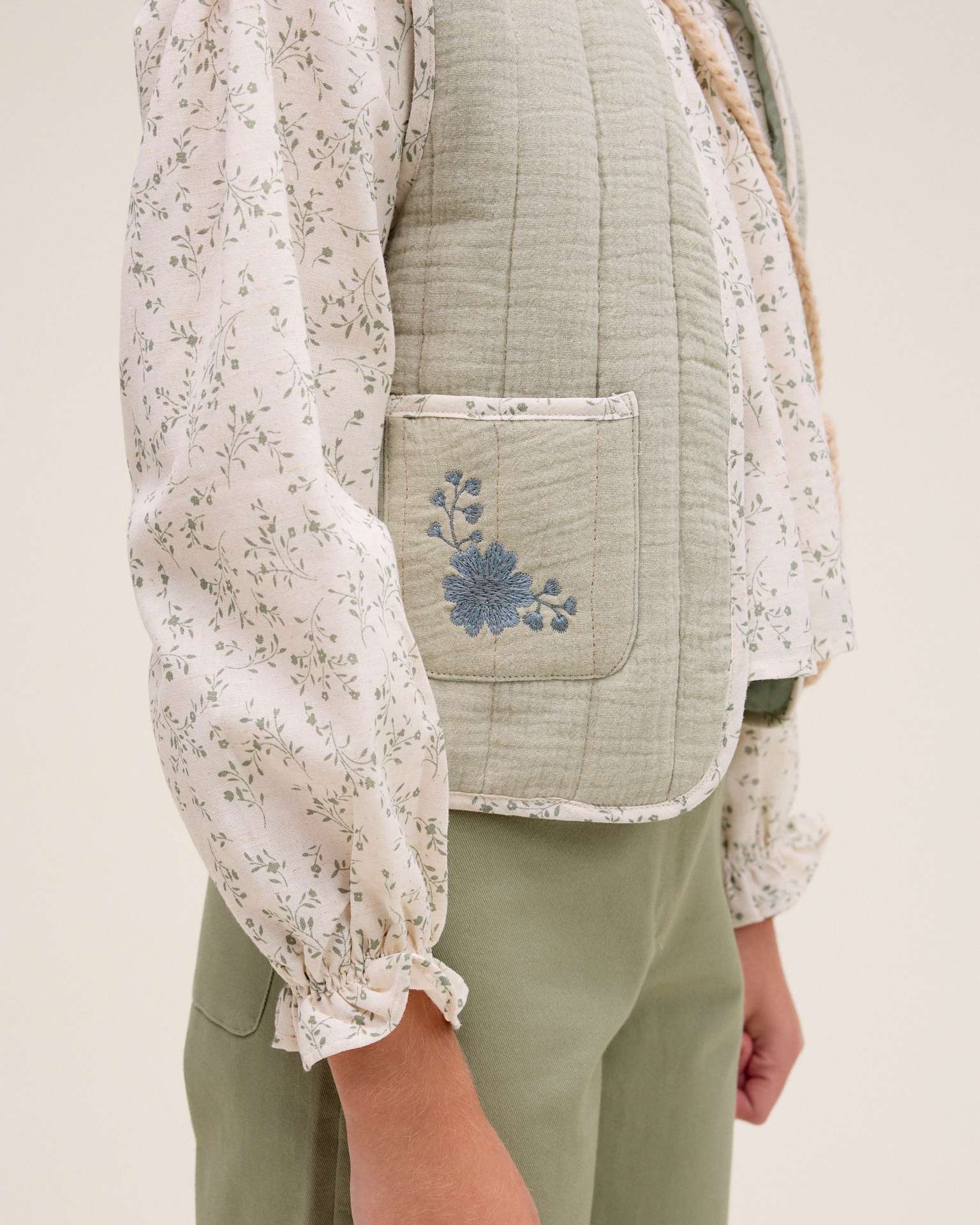 Colete Infantil com Detalhe de Flor nos Bolsos Verde-3