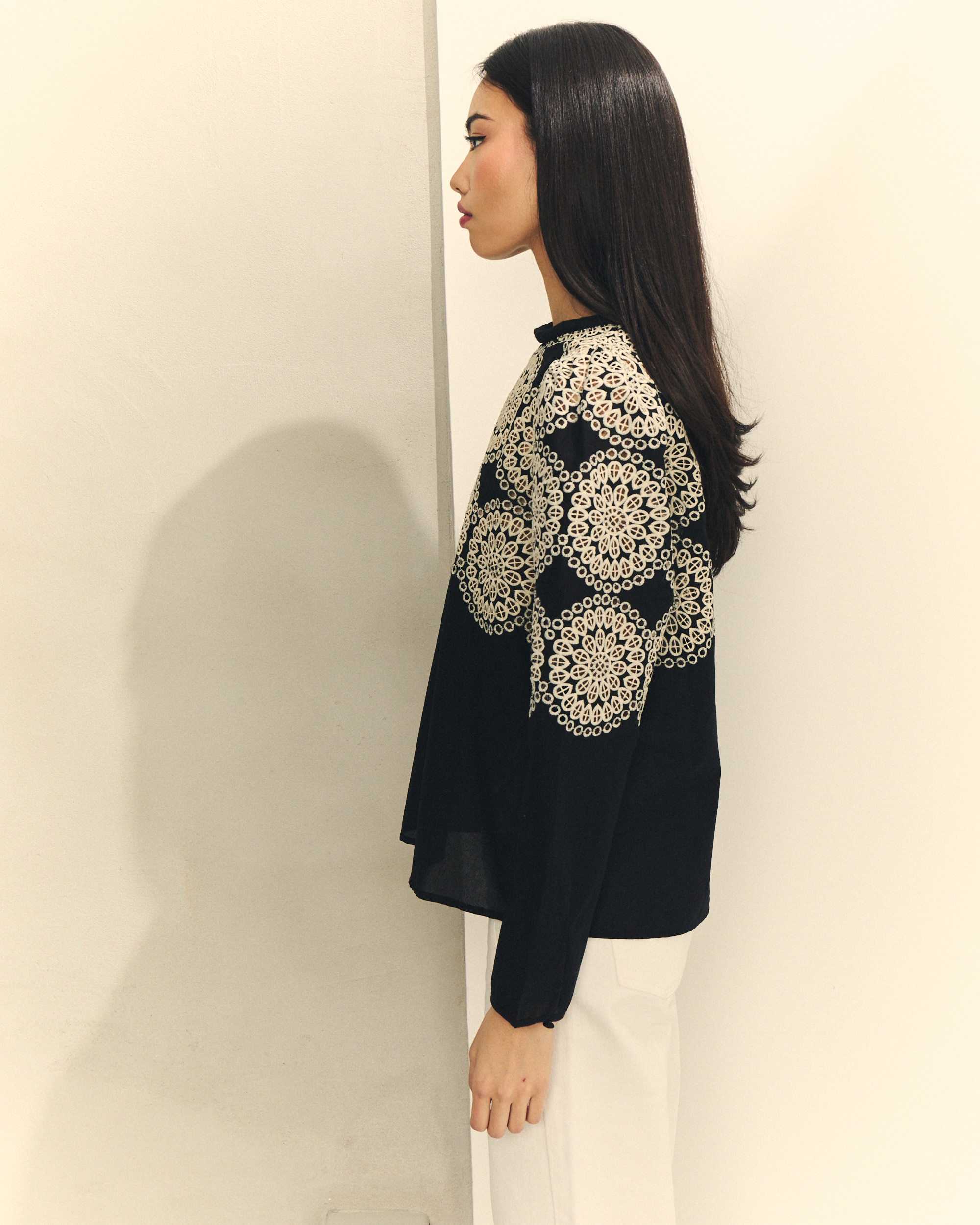 Blusa com Bordado com Perfurados Preto-3