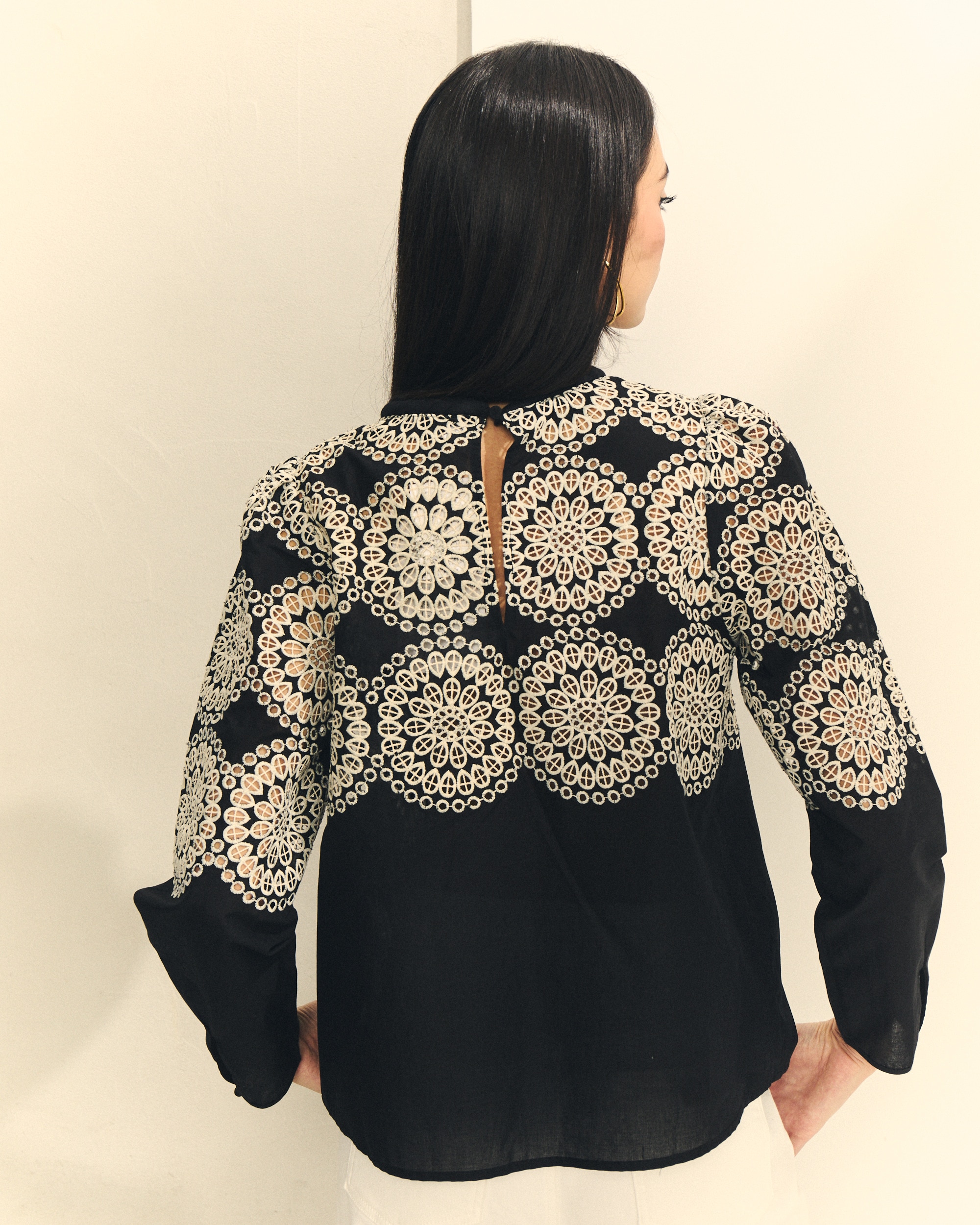 Blusa com Bordado com Perfurados Preto-4