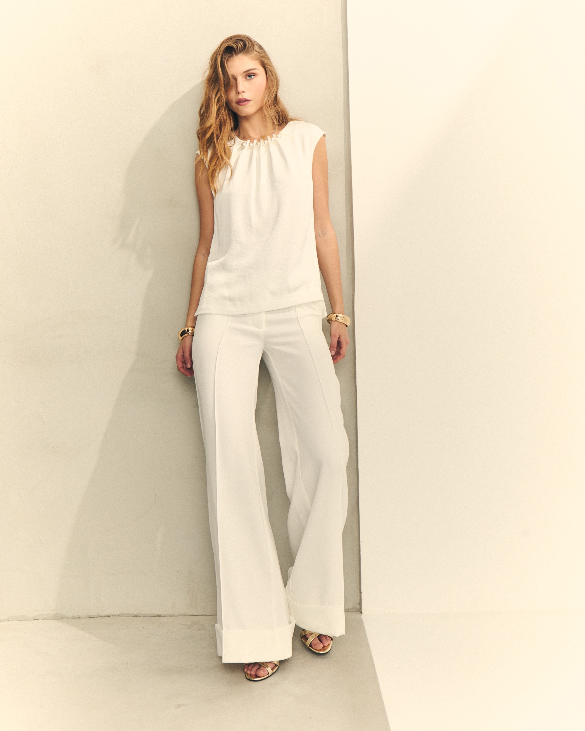 Blusa com Pregas Separadas Por Pérolas Branco-3