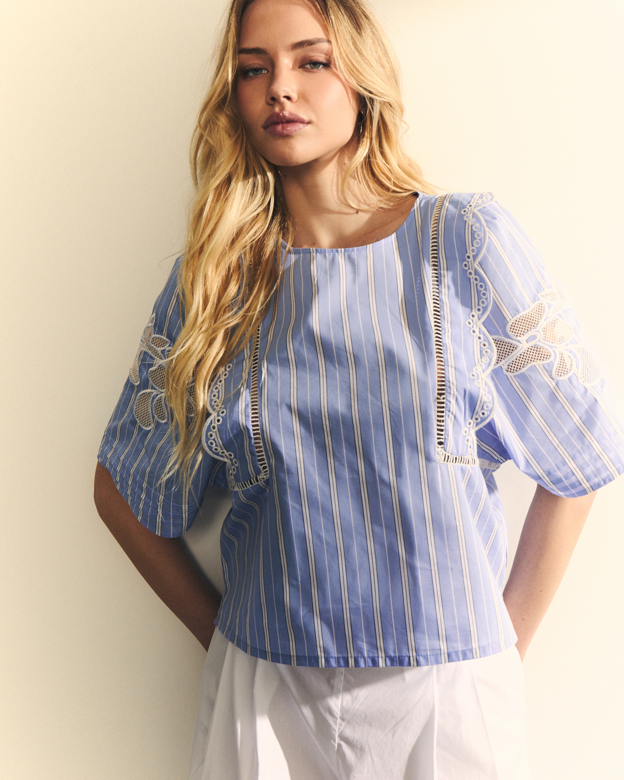 Imagem 0 de Blusa com Folho nos Ombros e Parte Frontal