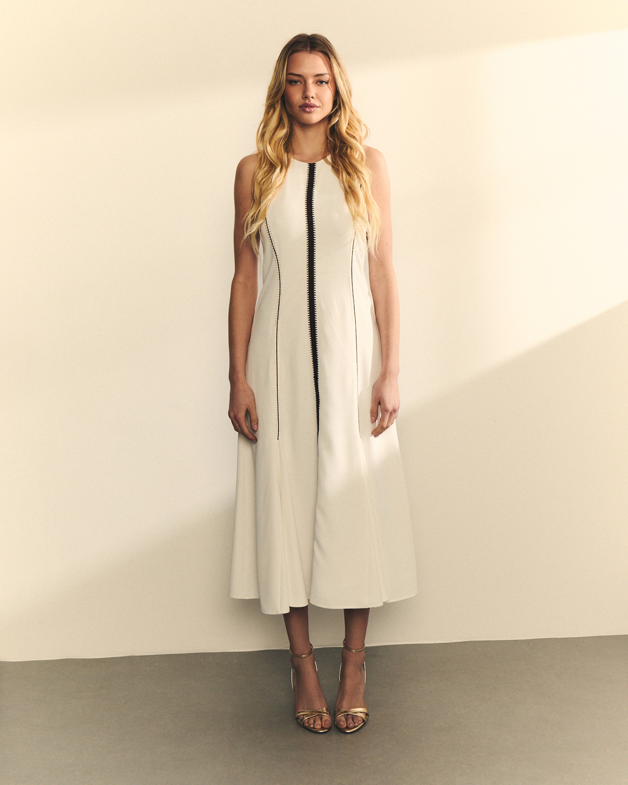 Vestido Midi sem Mangas com Bordados em Contraste Branco-2