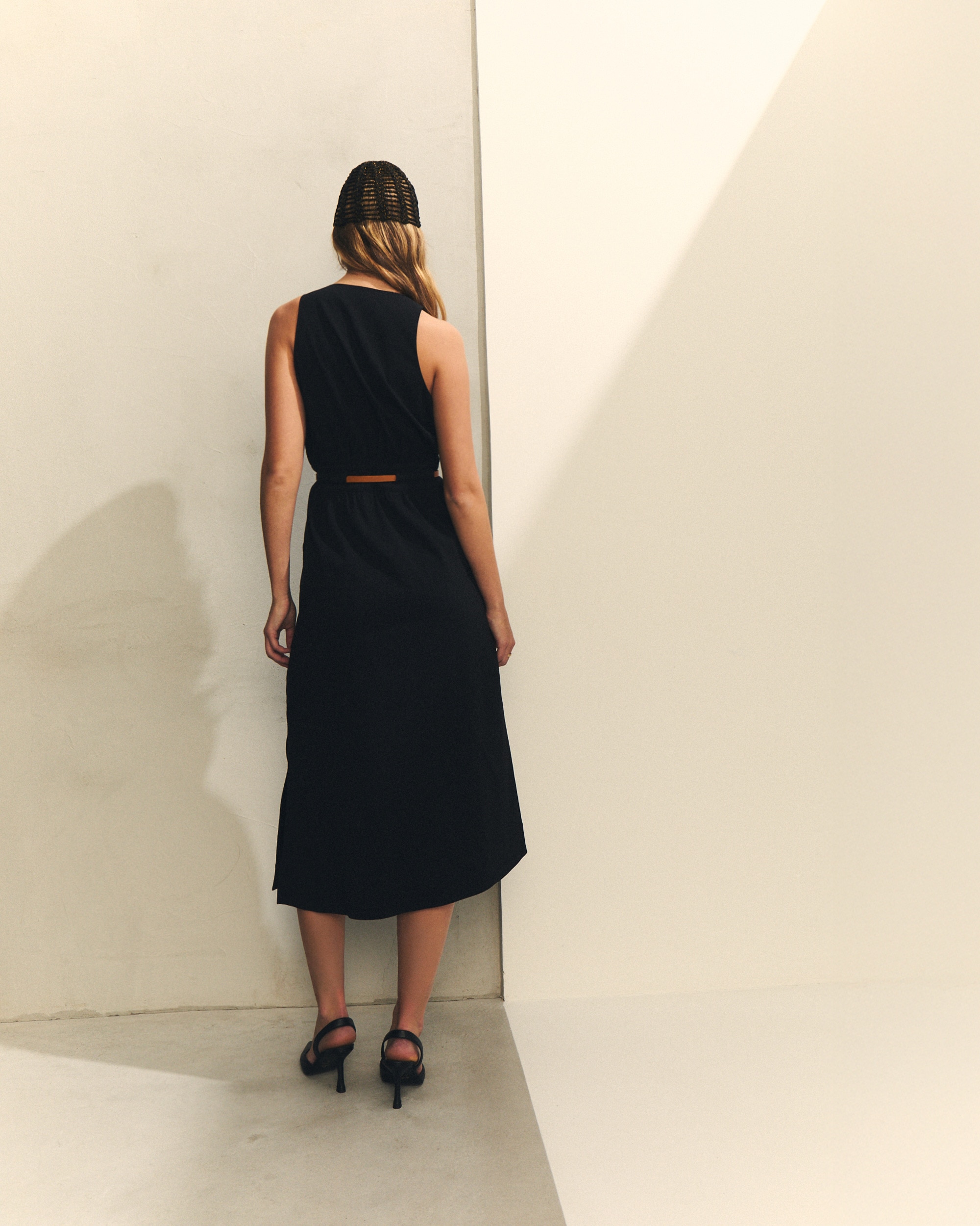 Vestido Midi sem Mangas com Decote em V com Cinto Incorporado Preto-4