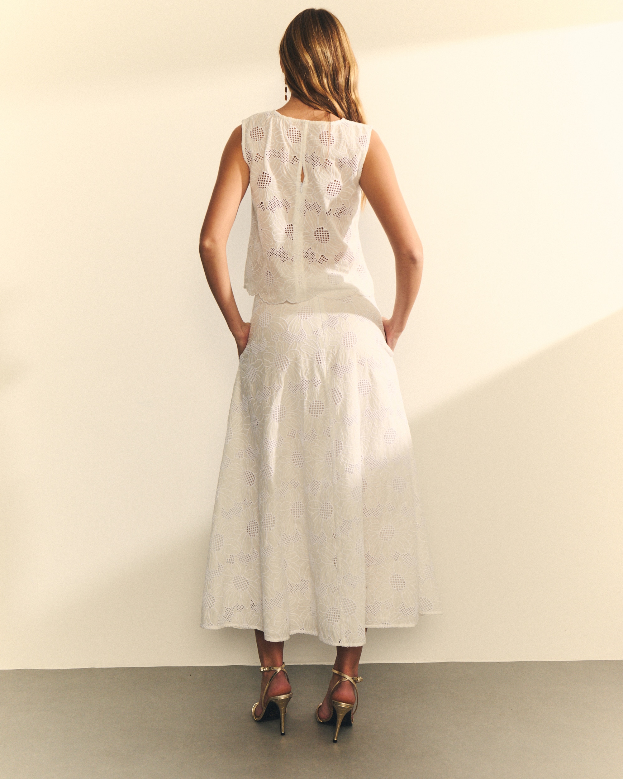 Blusa sem Mangas com Broderie Floral Branco-3