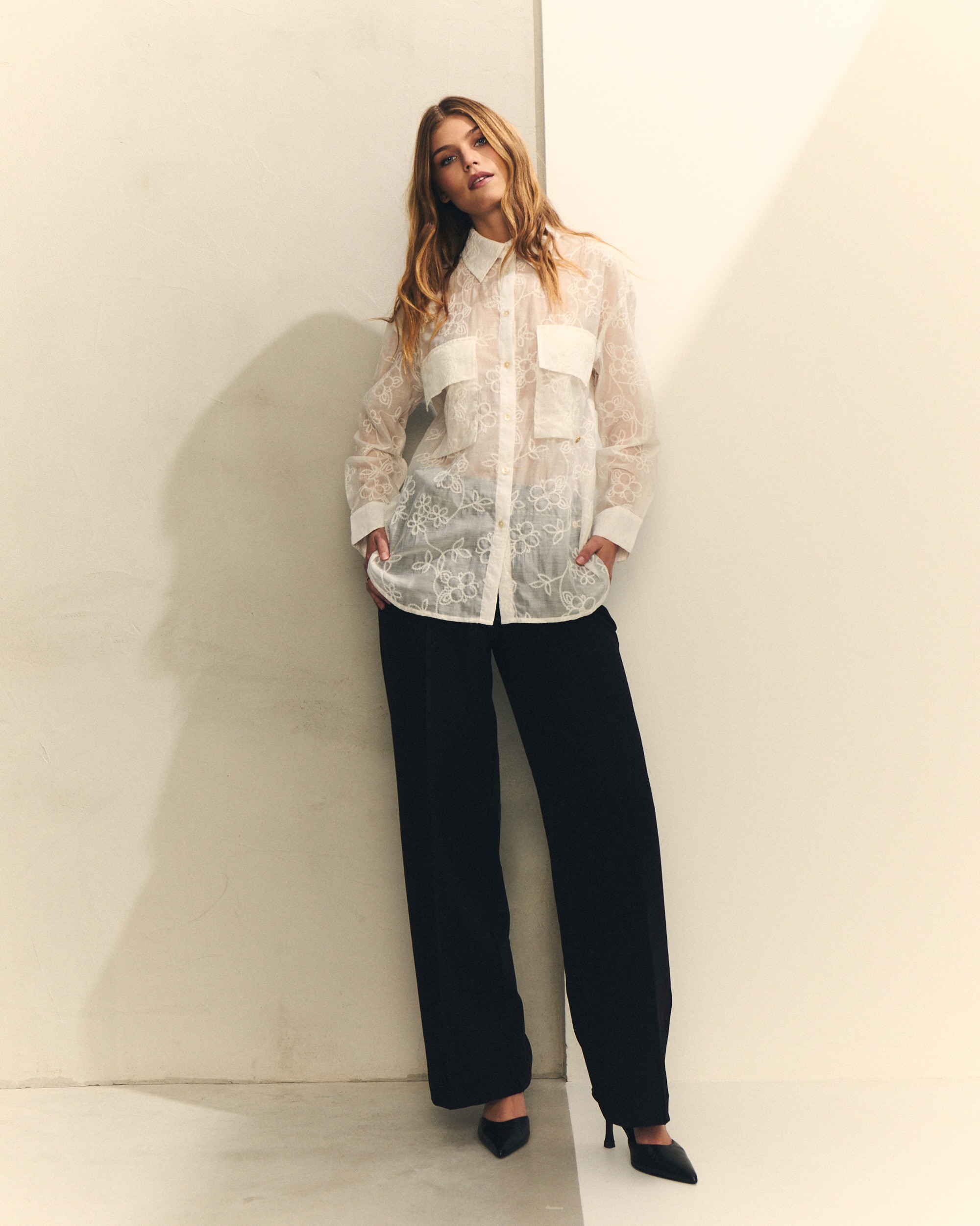 Blusa com Tecido Transparente de Manga Comprida e Gola Tipo Camisa Branco-2
