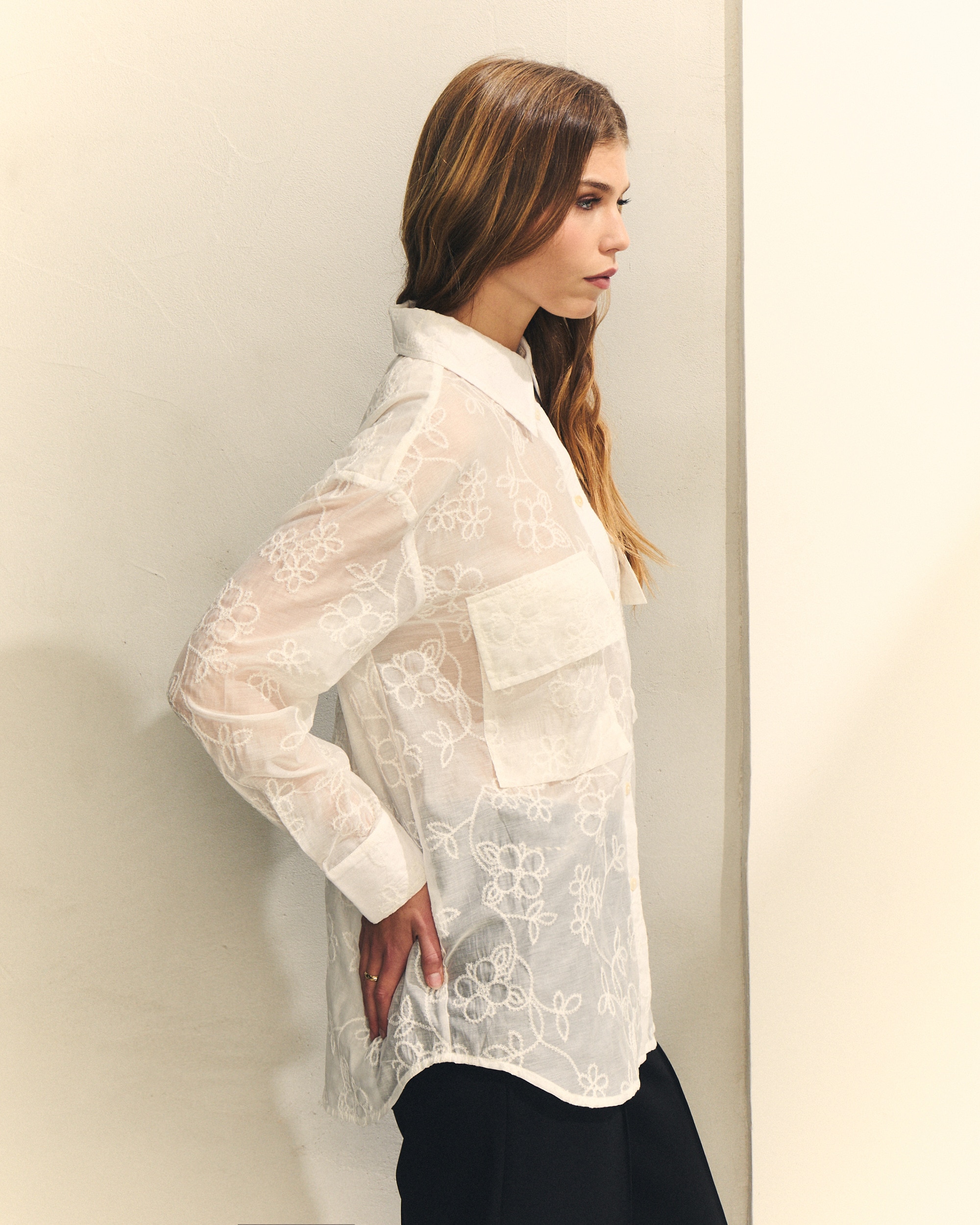 Blusa com Tecido Transparente de Manga Comprida e Gola Tipo Camisa Branco-3