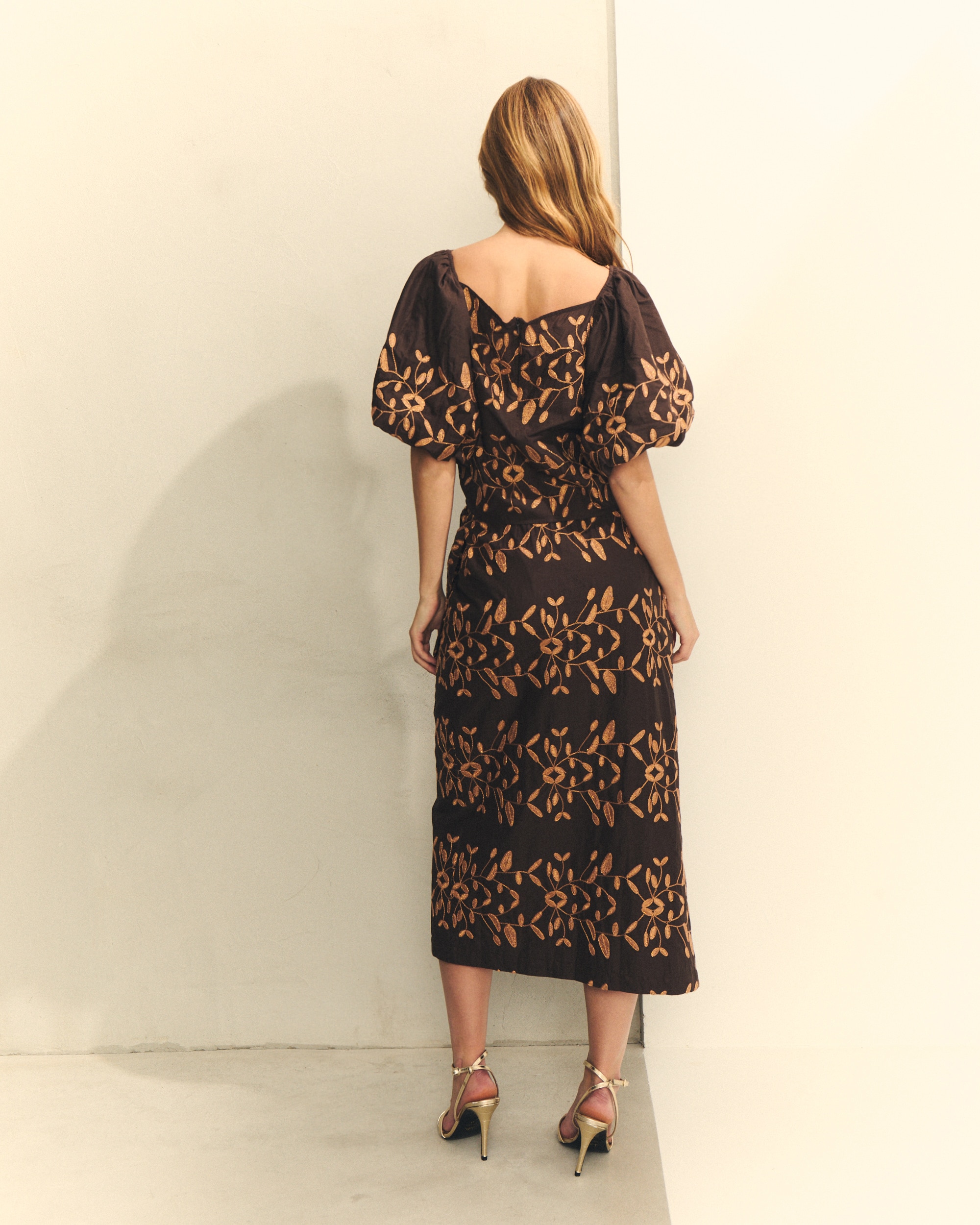 Saia Midi Pareo Bordada Ocre-4
