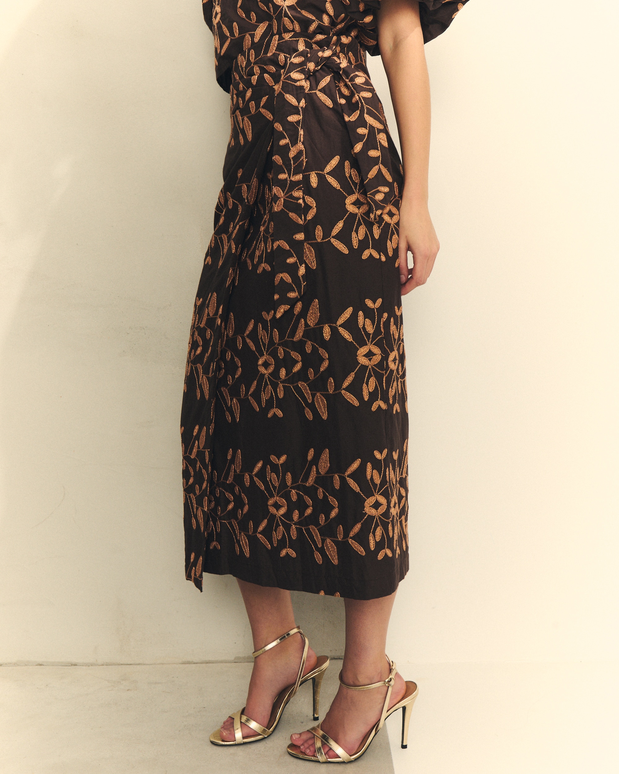 Saia Midi Pareo Bordada Ocre-3