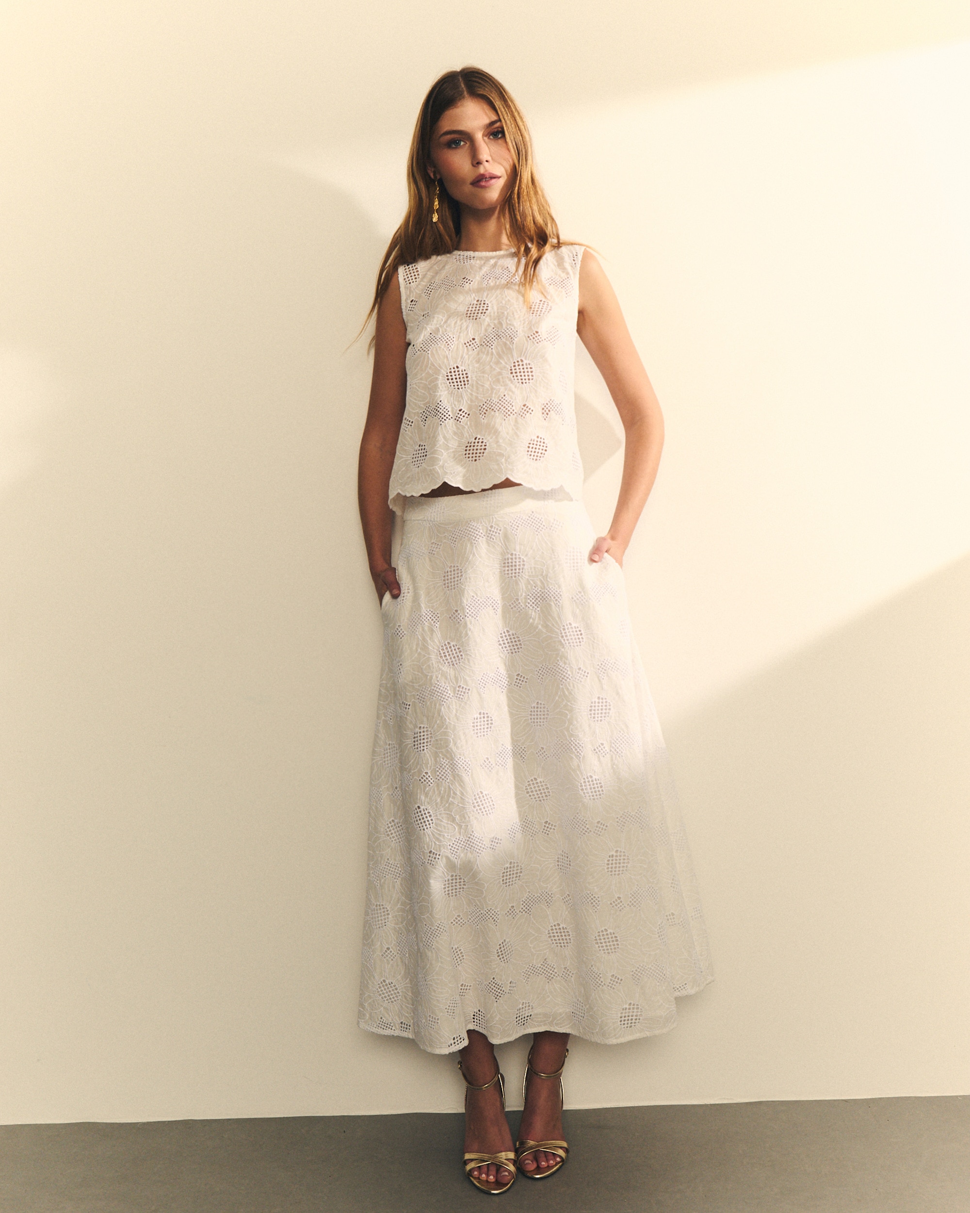 Saia de Comprimento Midi com Broderie Floral Branco-1