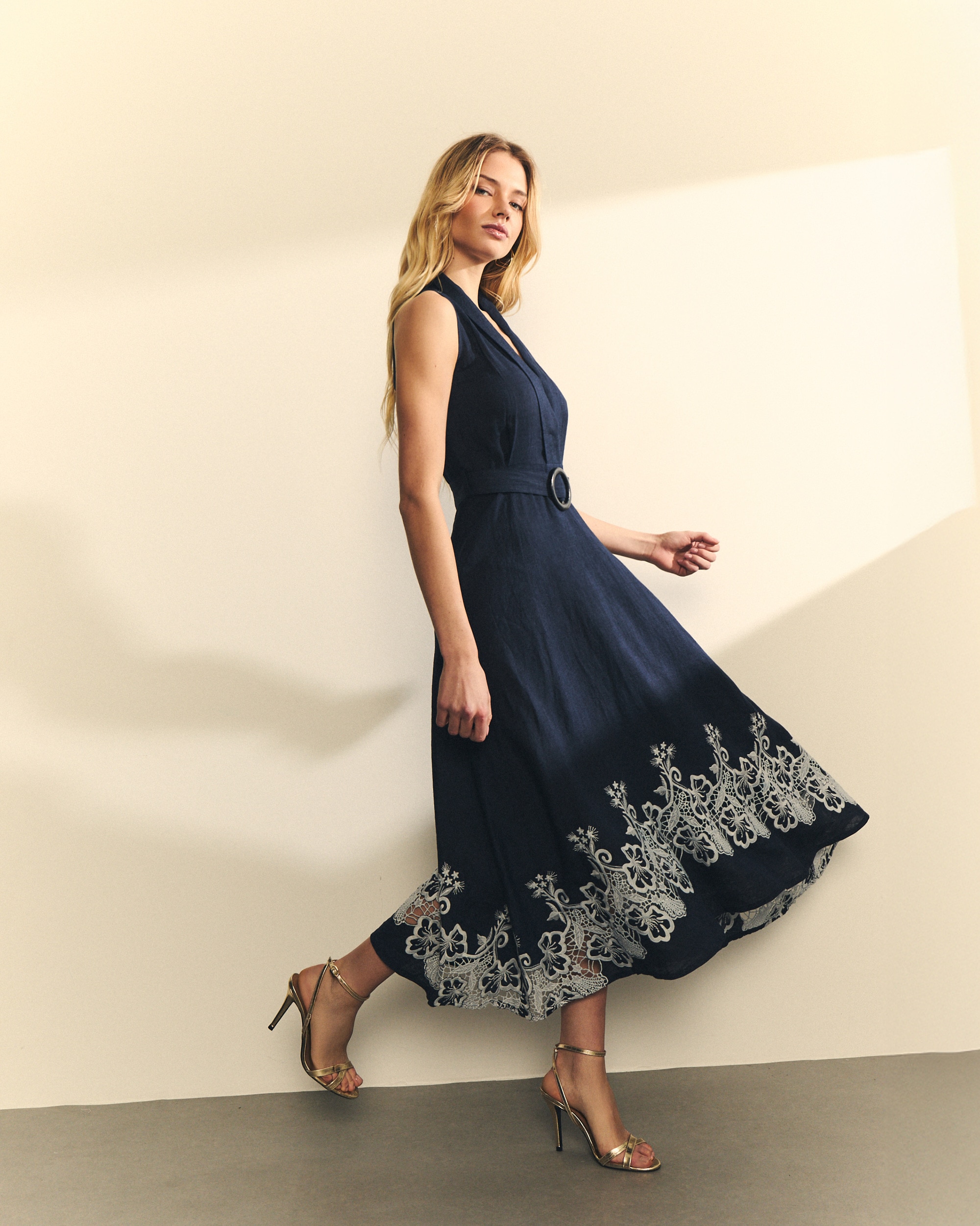 Vestido Midi sem Mangas Estilo Denim com Bordados Perfurados Azul denim-2