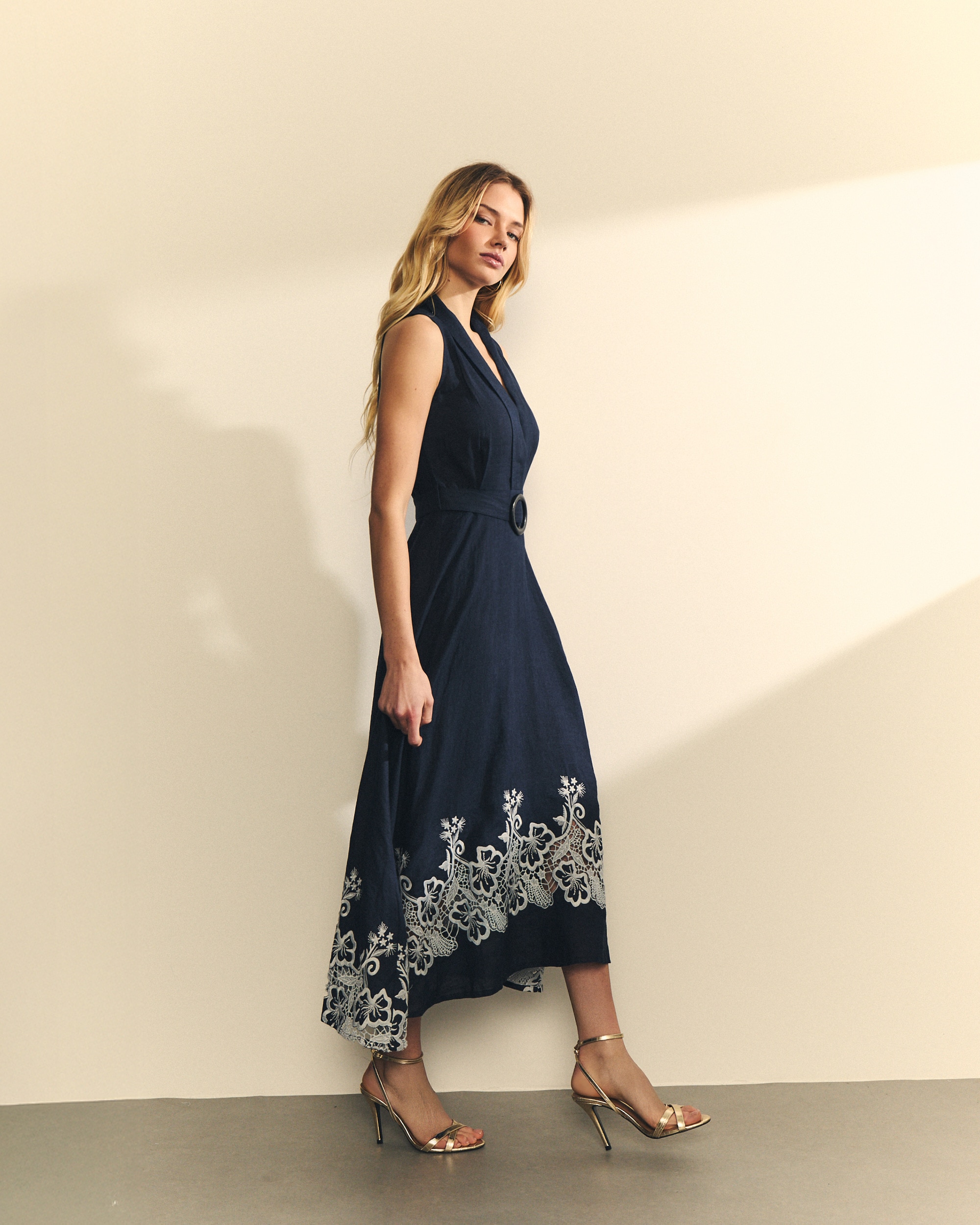 Vestido Midi sem Mangas Estilo Denim com Bordados Perfurados Azul denim-4