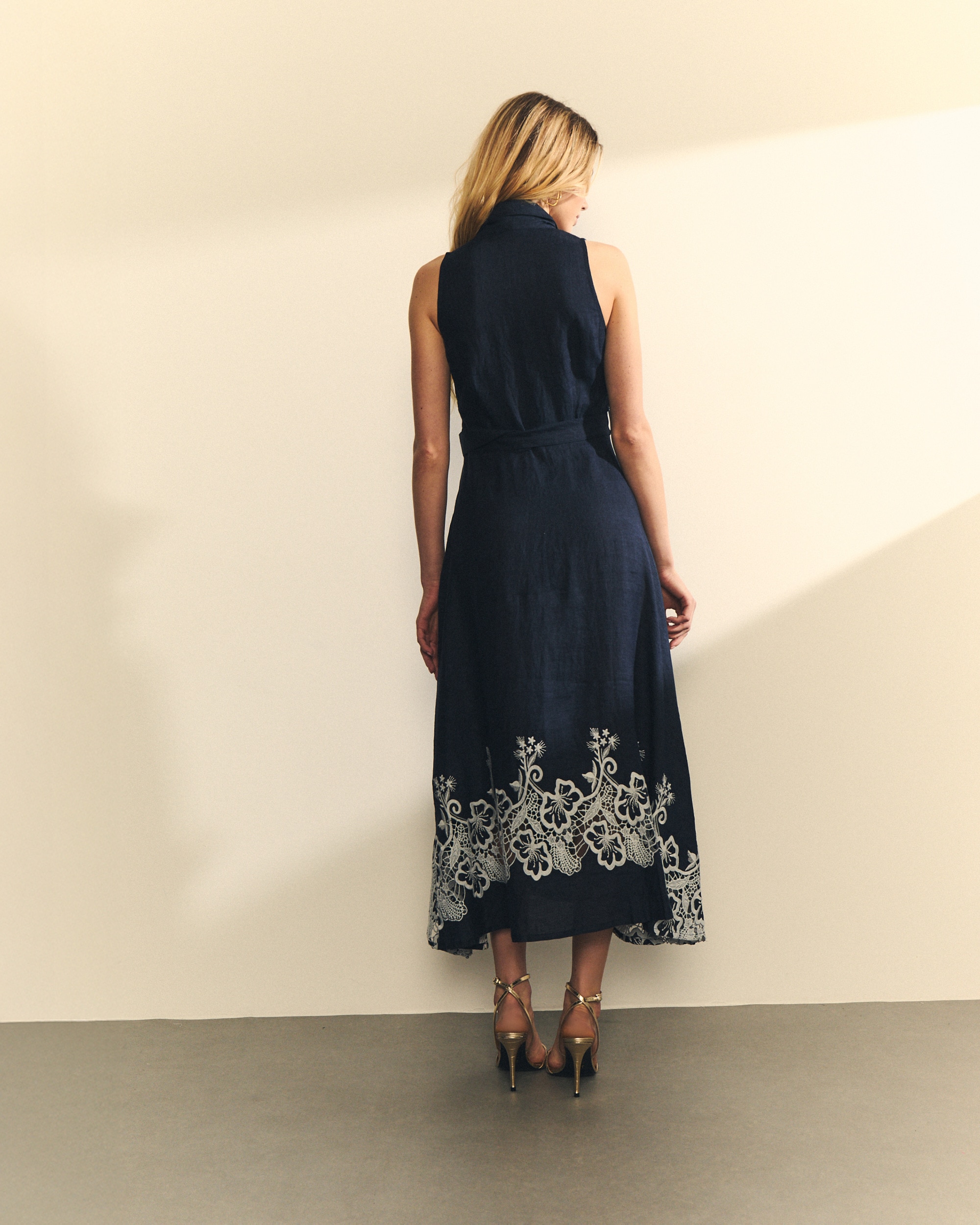 Vestido Midi sem Mangas Estilo Denim com Bordados Perfurados Azul denim-5