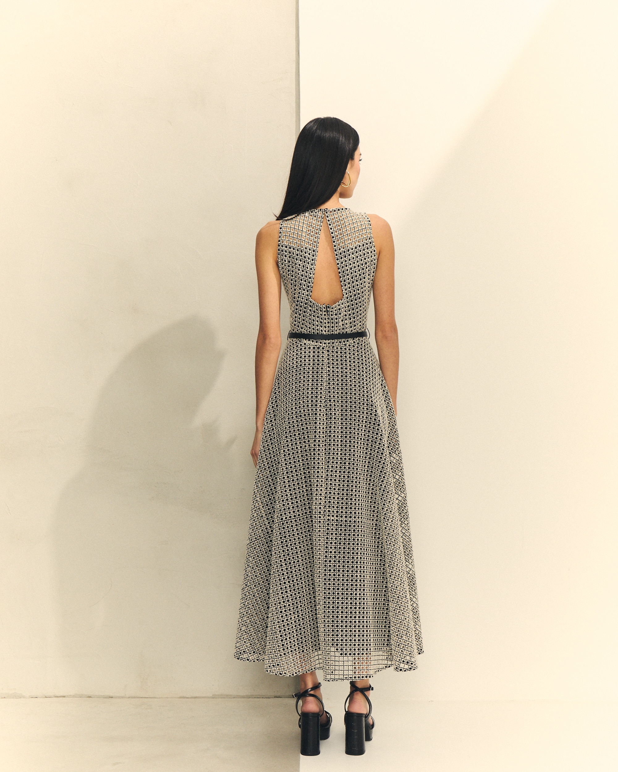 Vestido Midi sem Mangas com Tecido Duplo com Bordados Perfurados Branco / Preto-5