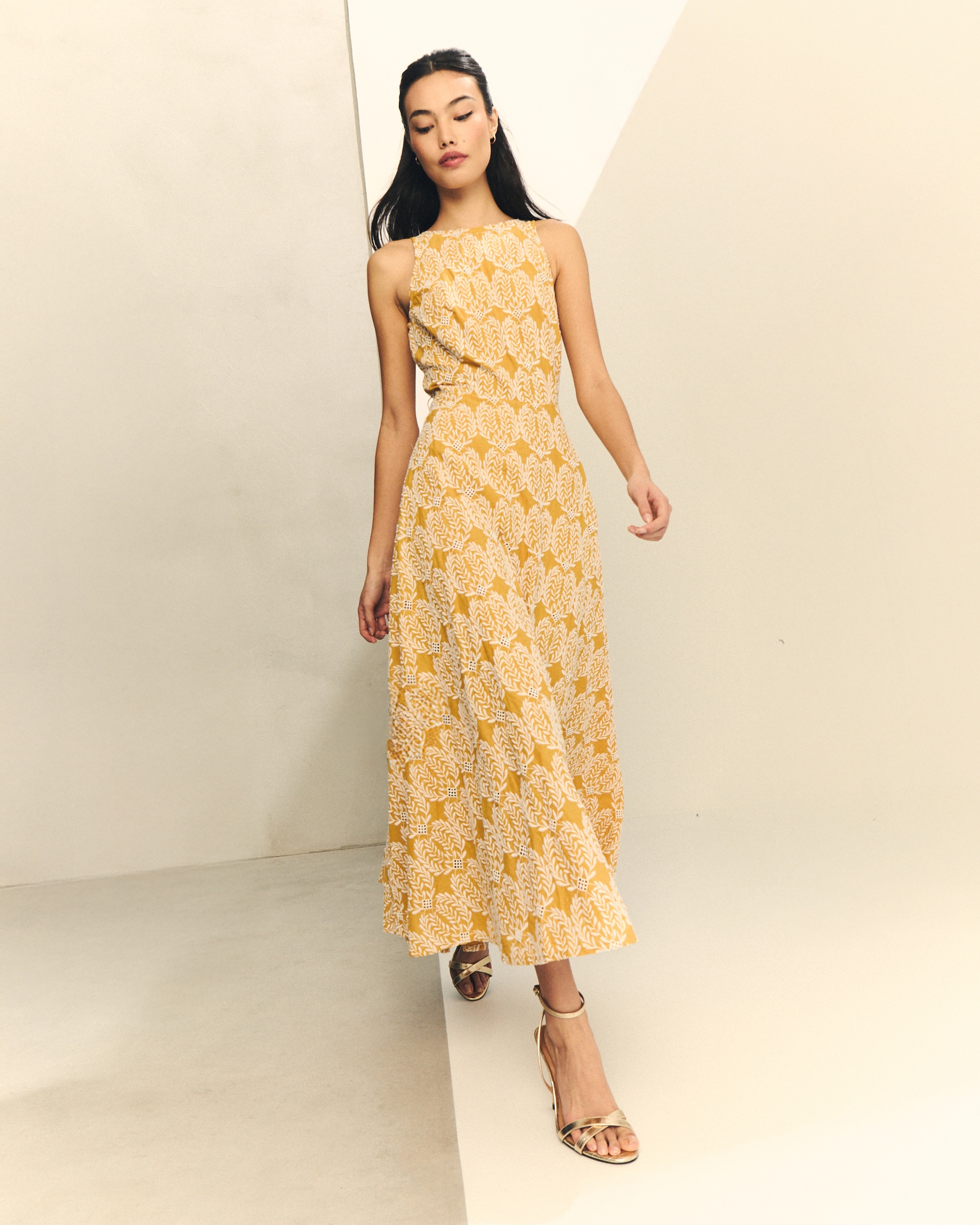 Vestido Midi sem Mangas com Bordado Floral Amarelo-2