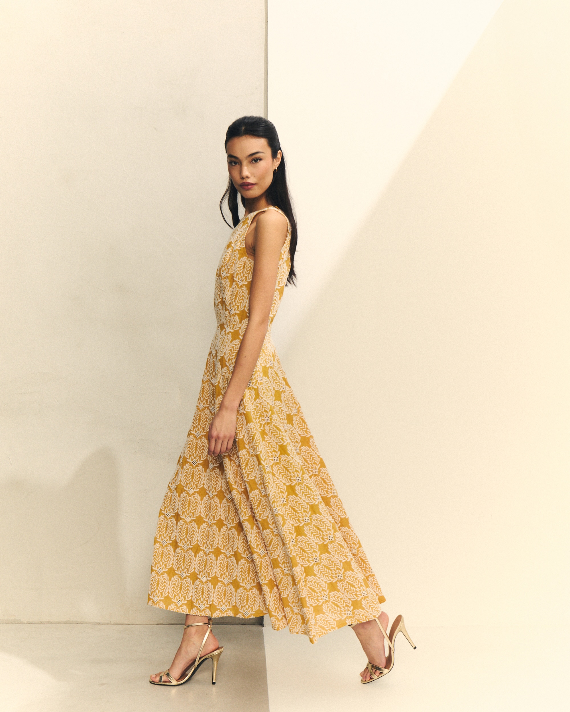 Vestido Midi sem Mangas com Bordado Floral Amarelo-3