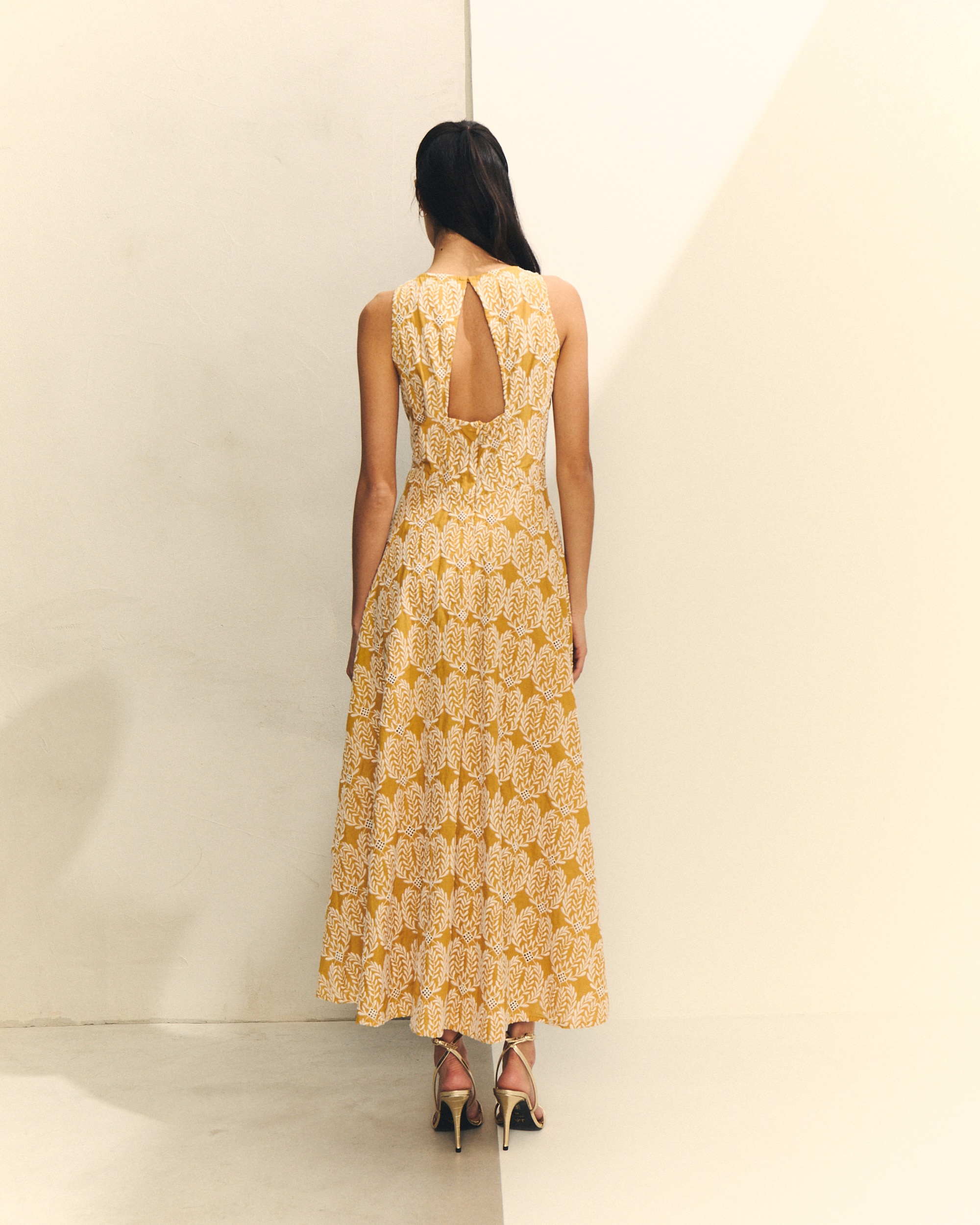 Vestido Midi sem Mangas com Bordado Floral Amarelo-4