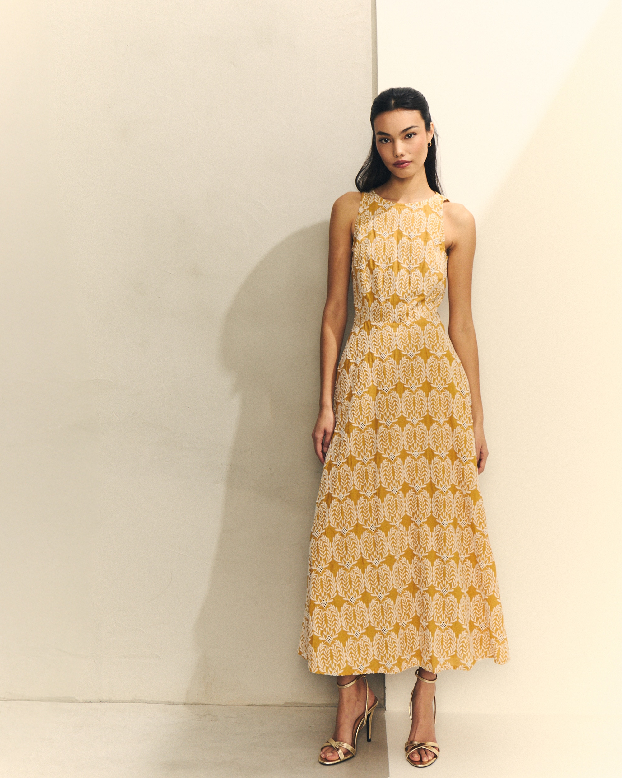 Imagem 0 de Vestido Midi sem Mangas com Bordado Floral