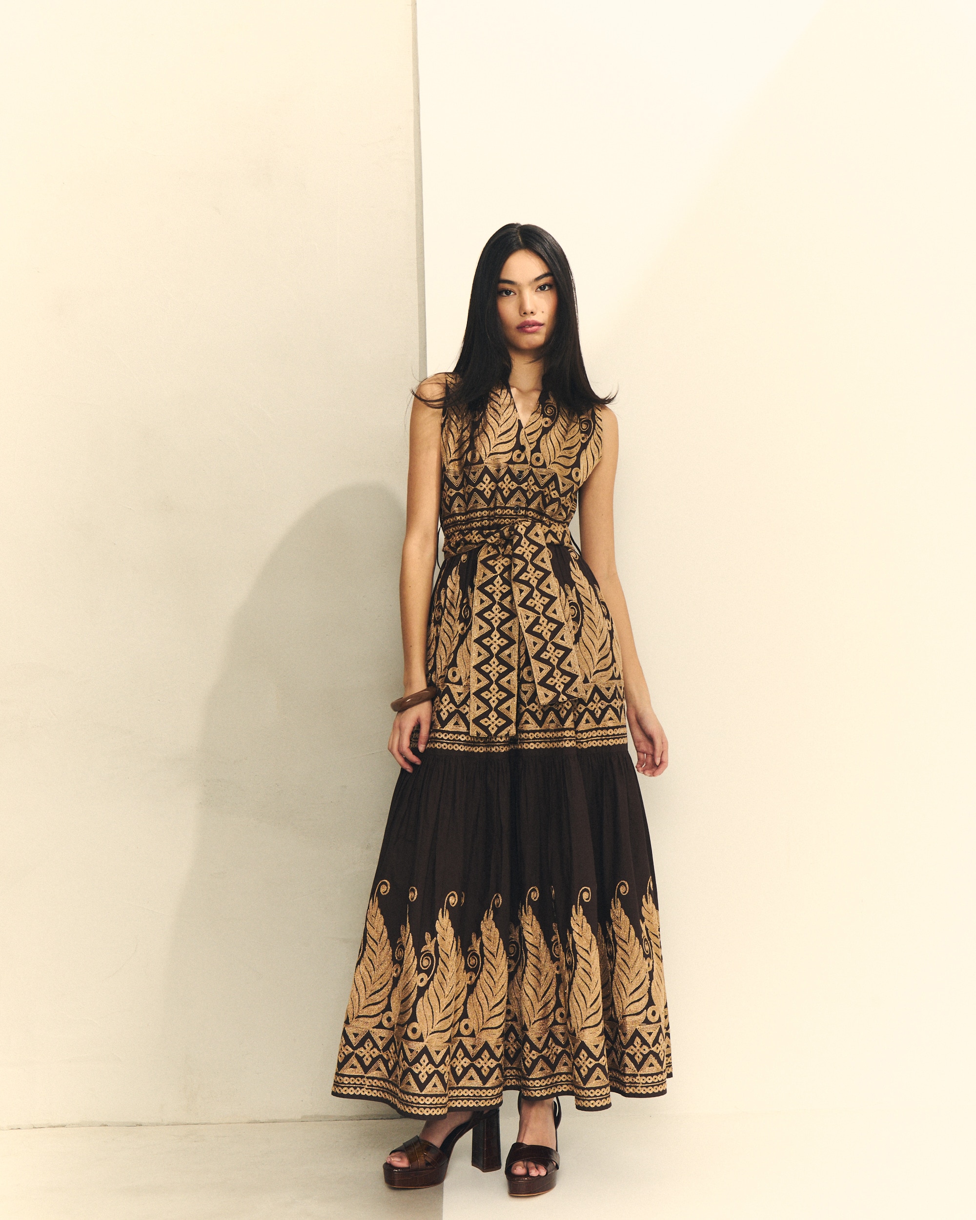 Imagem 0 de Vestido Comprido com Bordados Dourados