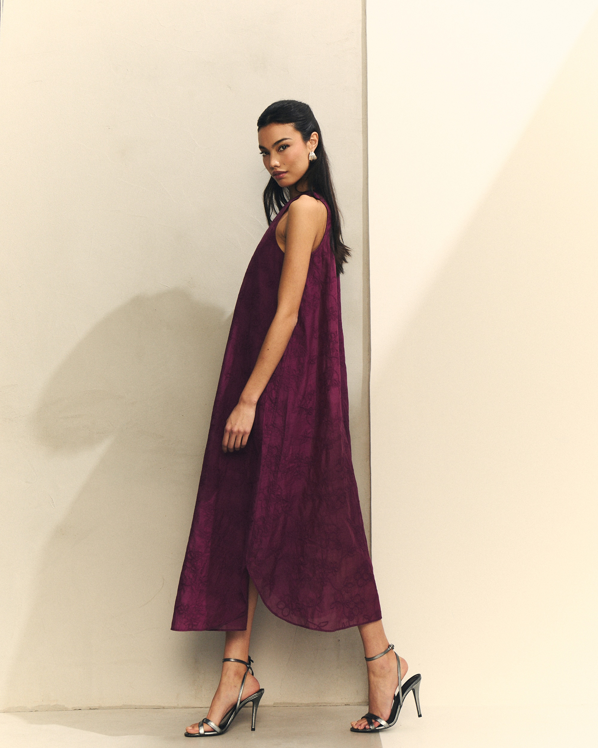 Vestido Midi sem Mangas com Tecido Bordado Roxo-2